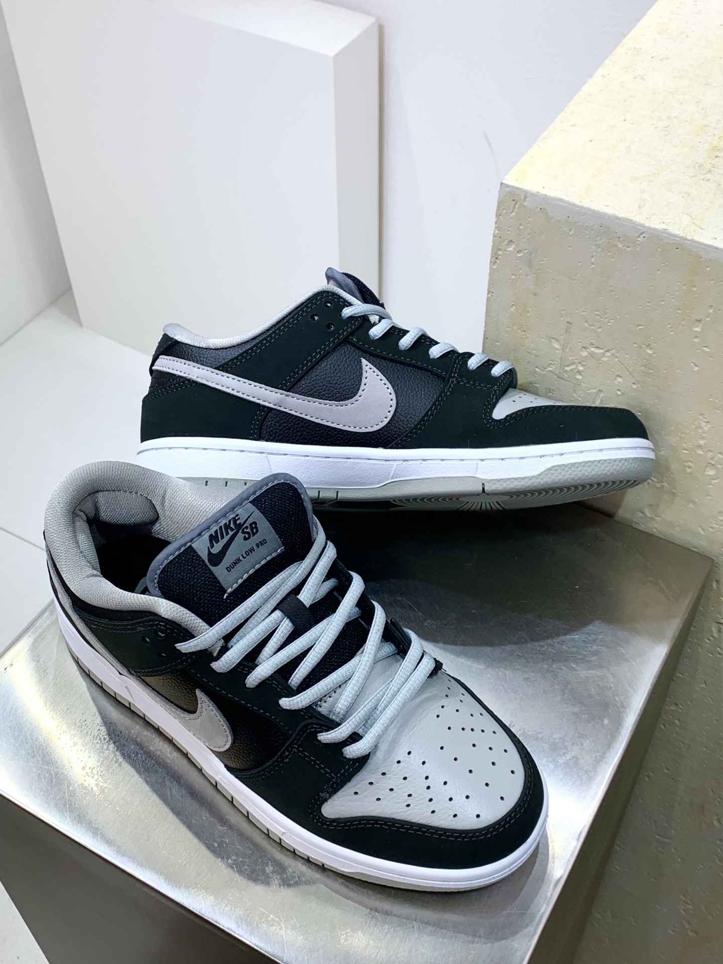 Nike Air Force 1 Low White / Black detail view 7