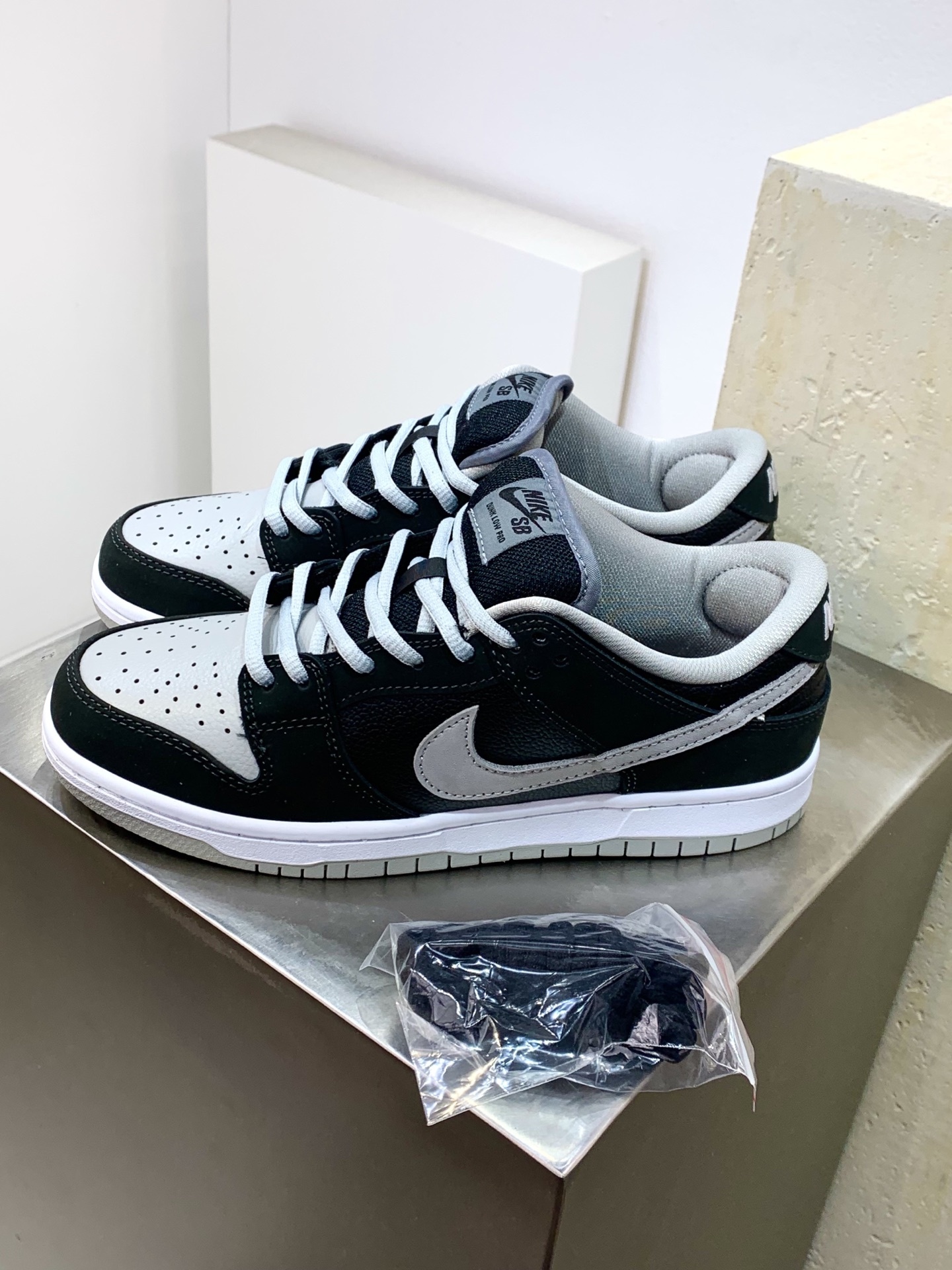 Nike Air Force 1 Low White / Black detail view 8