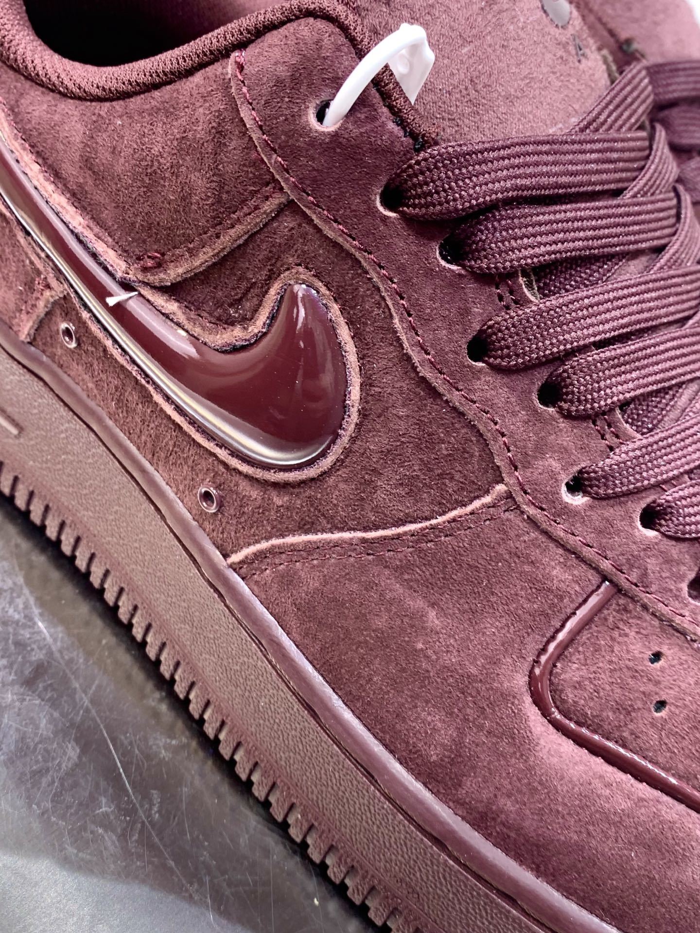 Nike Air Force 1 Low Burgundy / Grey detail view 1