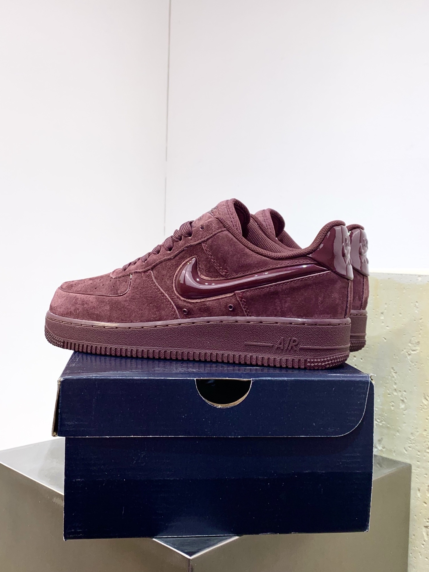 Nike Air Force 1 Low Burgundy / Grey detail view 4
