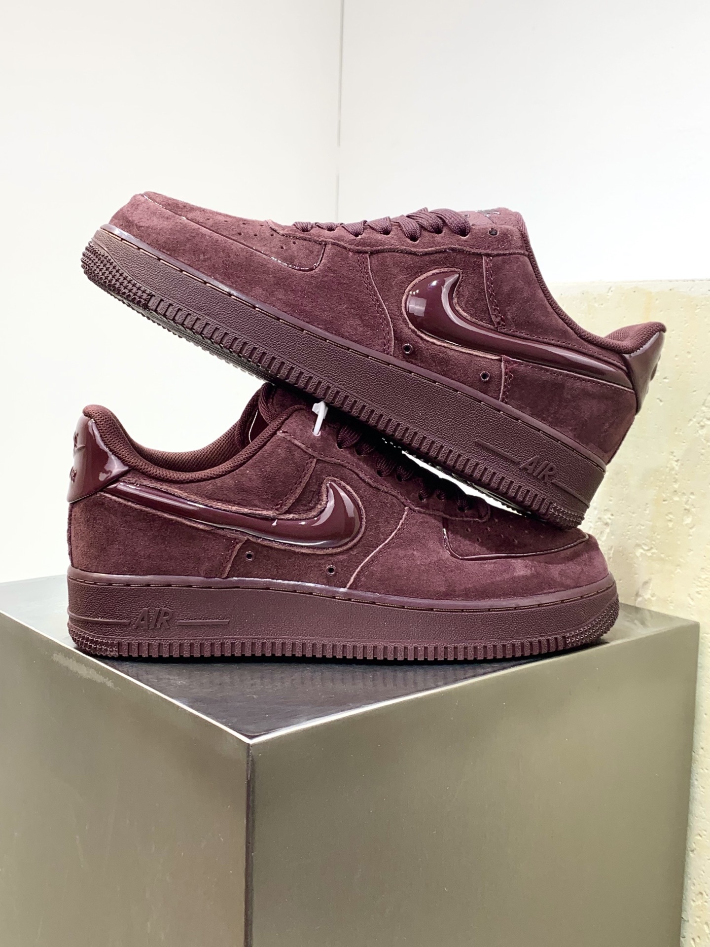 Nike Air Force 1 Low Burgundy / Grey detail view 5