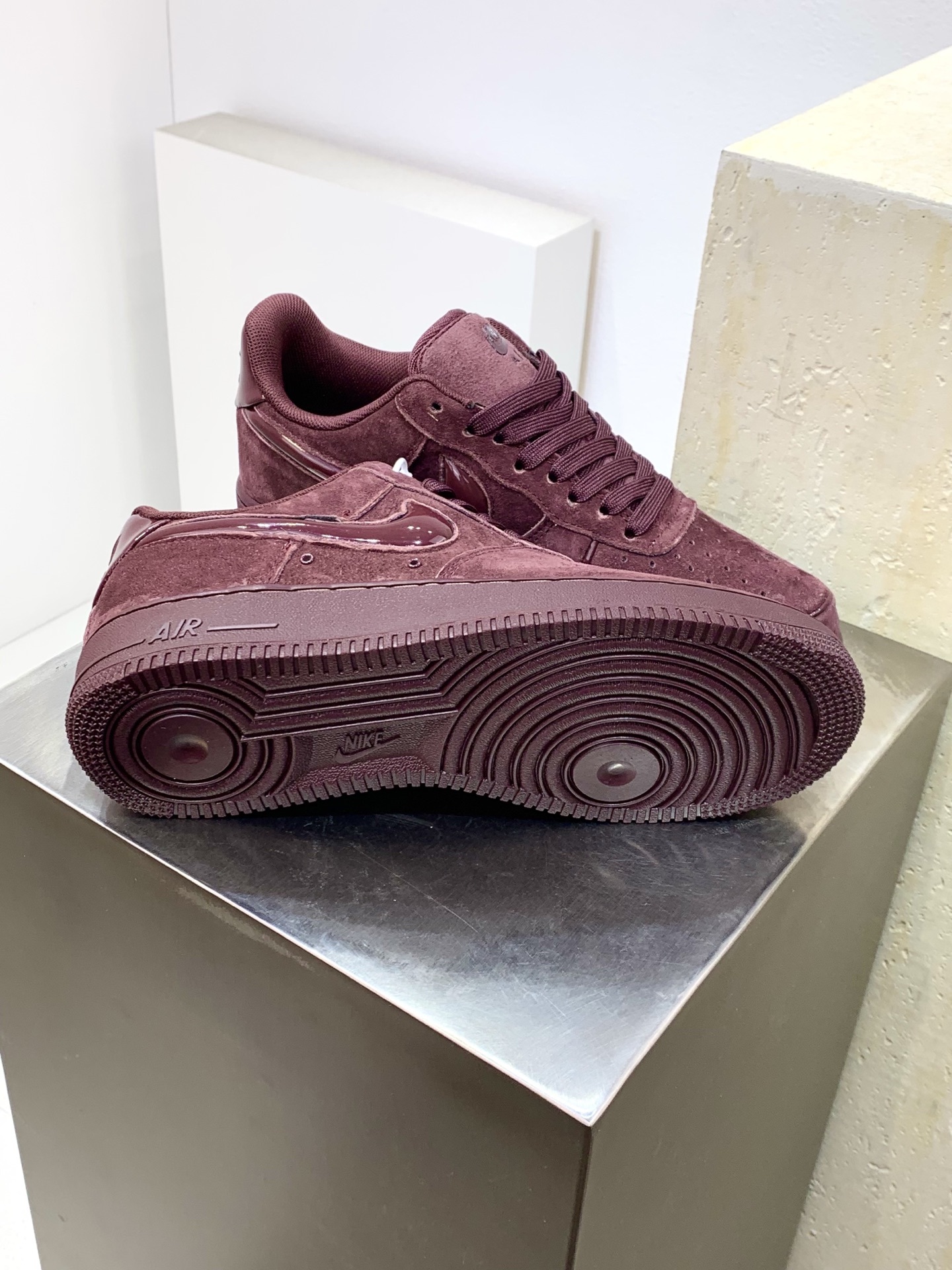 Nike Air Force 1 Low Burgundy / Grey detail view 6