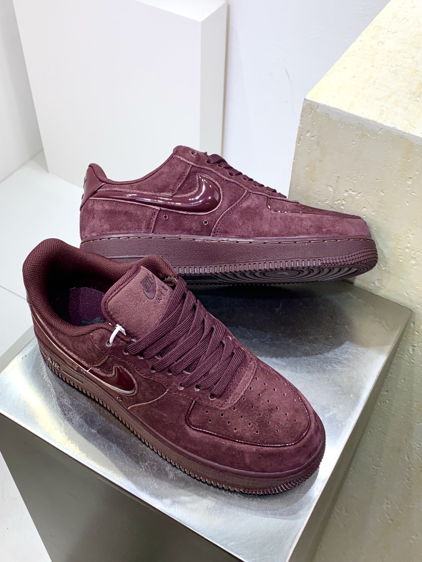 Nike Air Force 1 Low Burgundy / Grey detail view 7