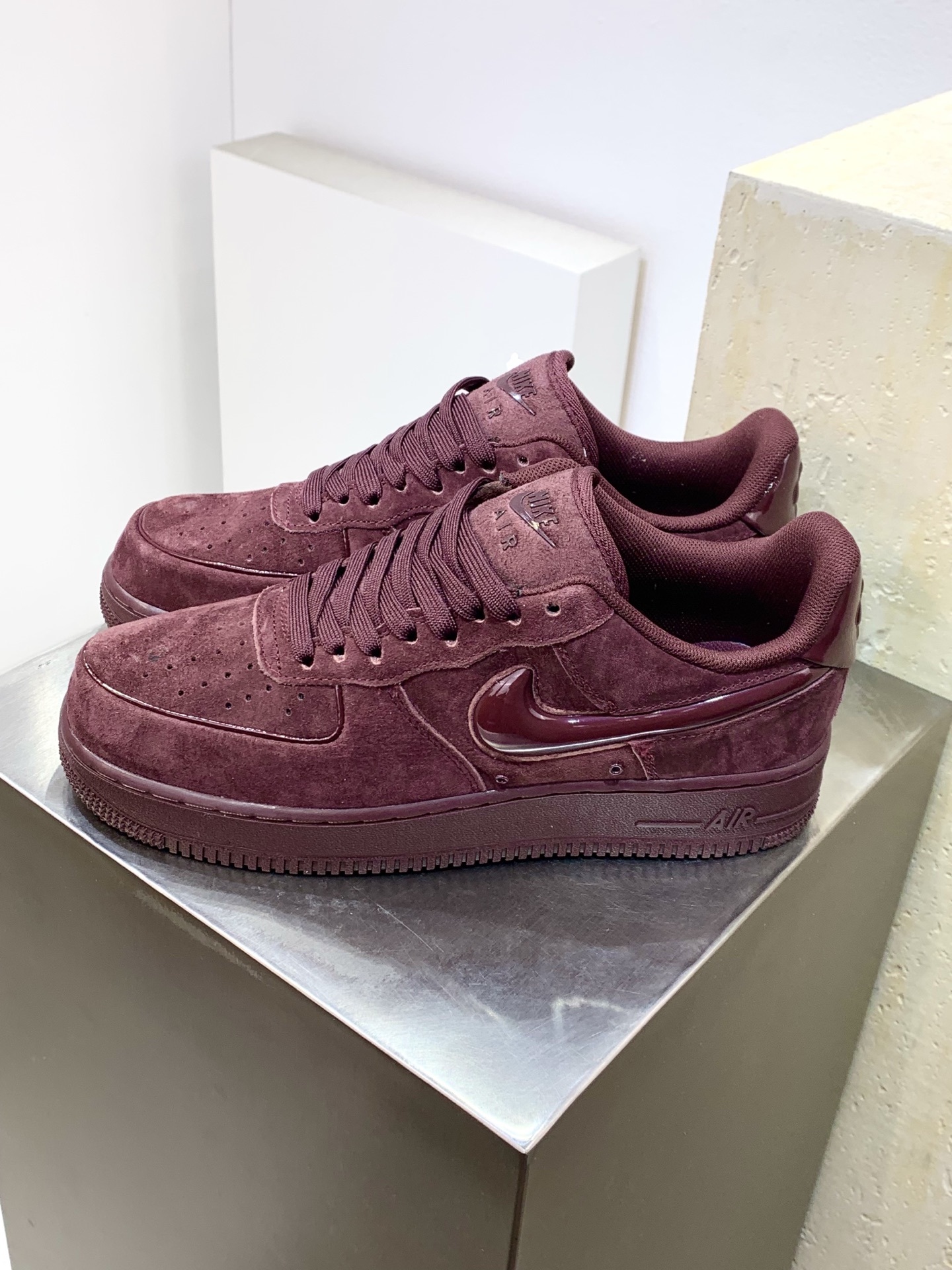 Nike Air Force 1 Low Burgundy / Grey detail view 8