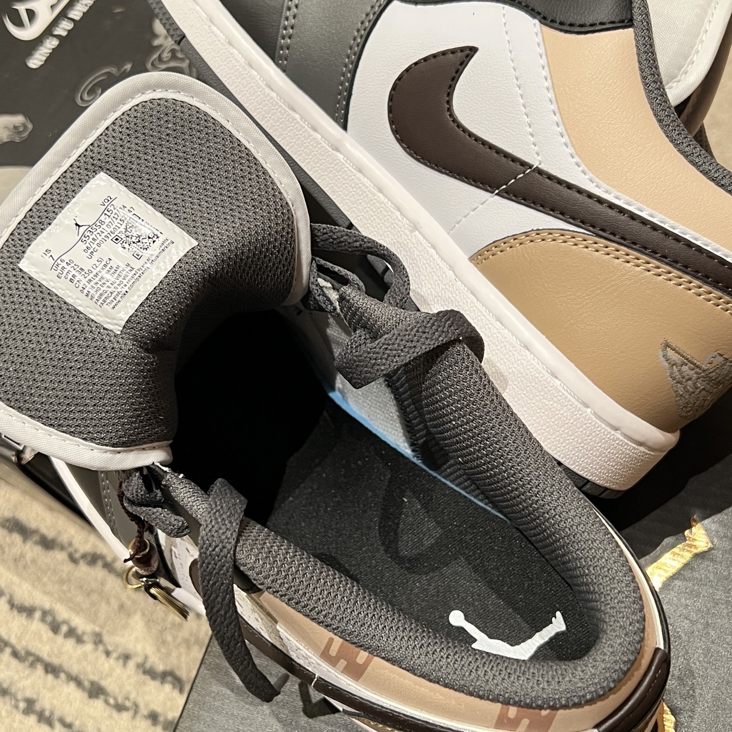 Air Jordan 1 Low White / Grey detail view 1