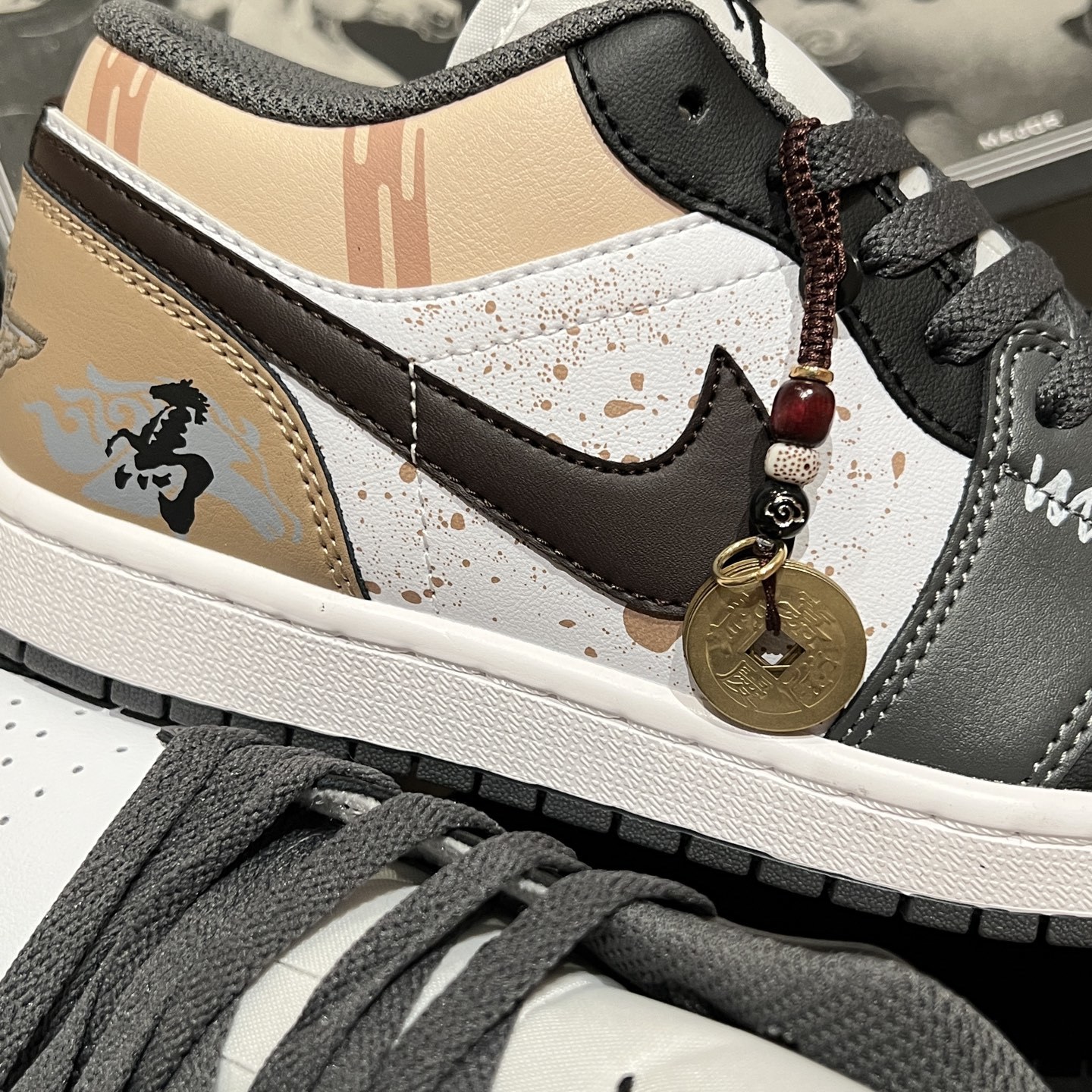Air Jordan 1 Low White / Grey detail view 2