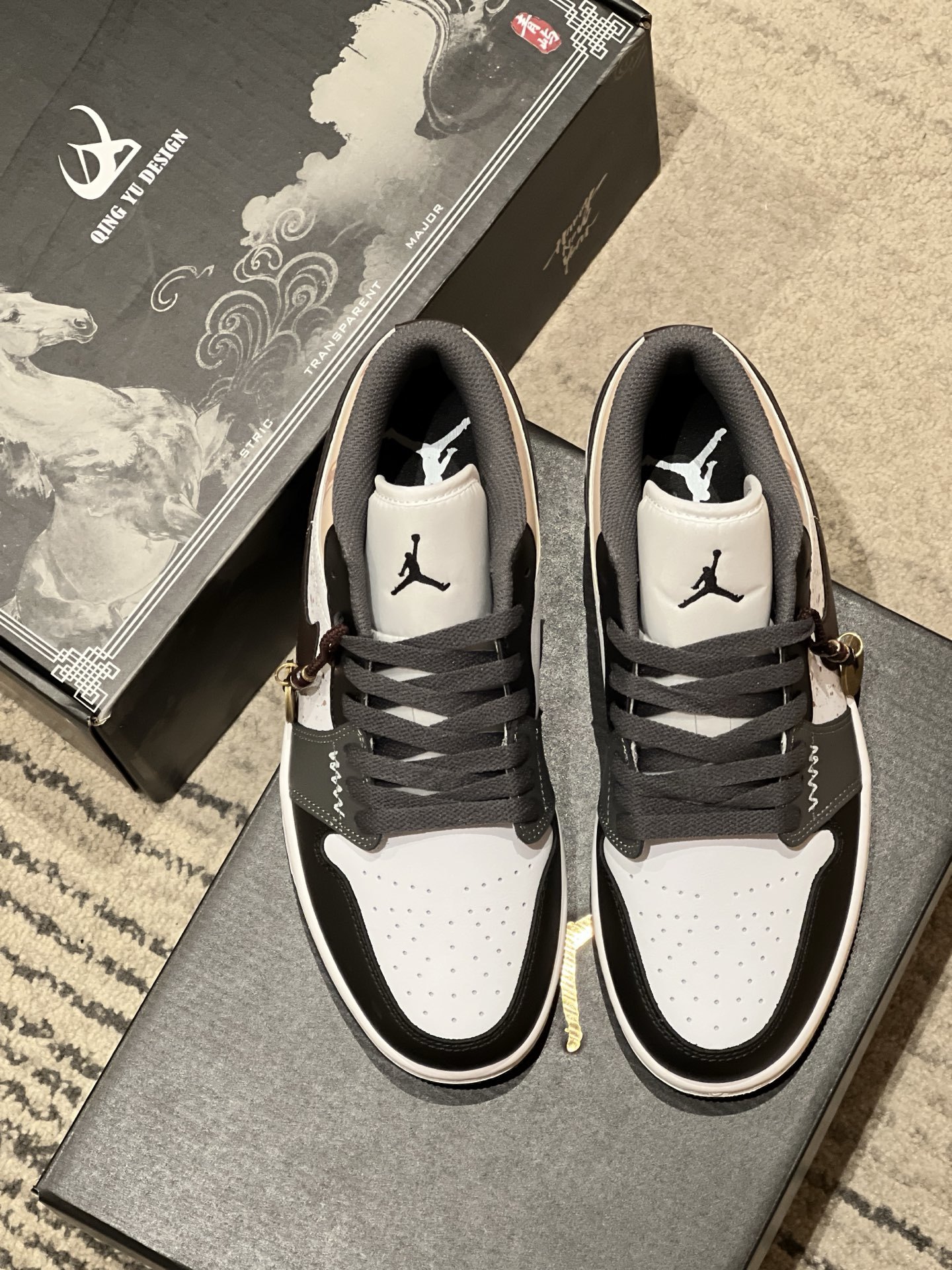 Air Jordan 1 Low White / Grey detail view 3