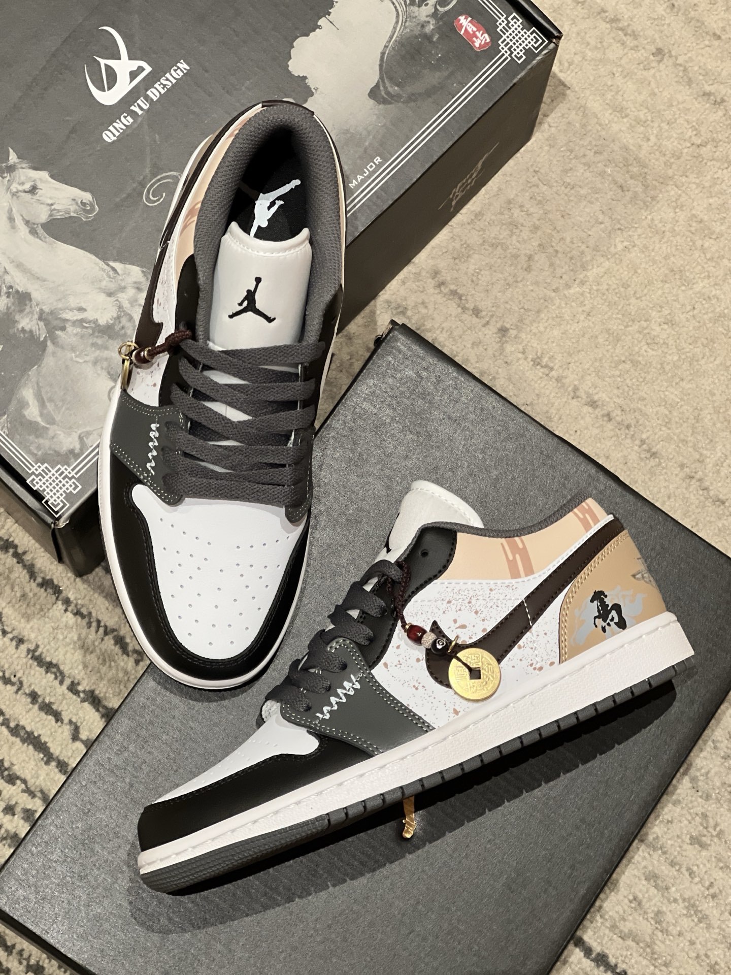 Air Jordan 1 Low White / Grey detail view 4