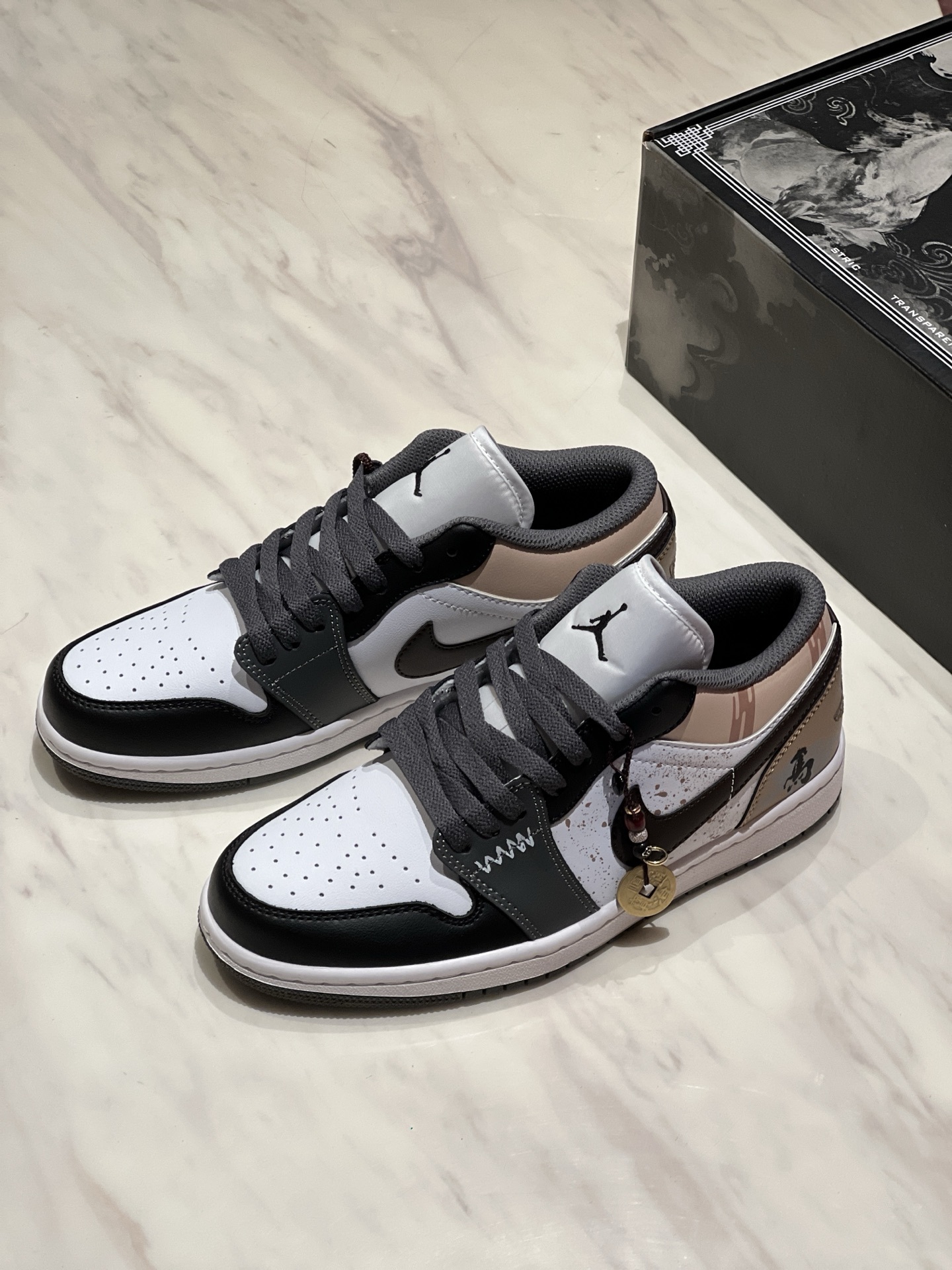 Air Jordan 1 Low White / Grey detail view 5