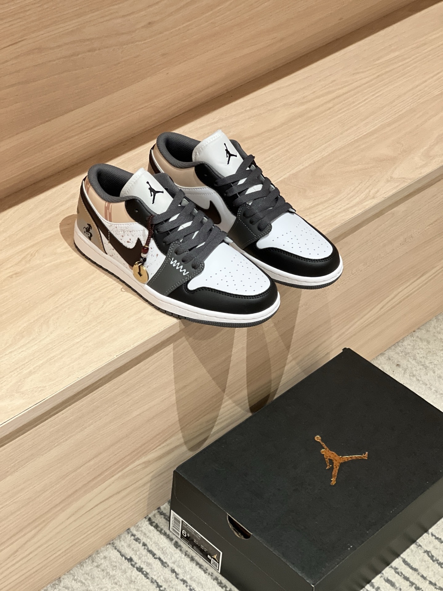 Air Jordan 1 Low White / Grey detail view 6