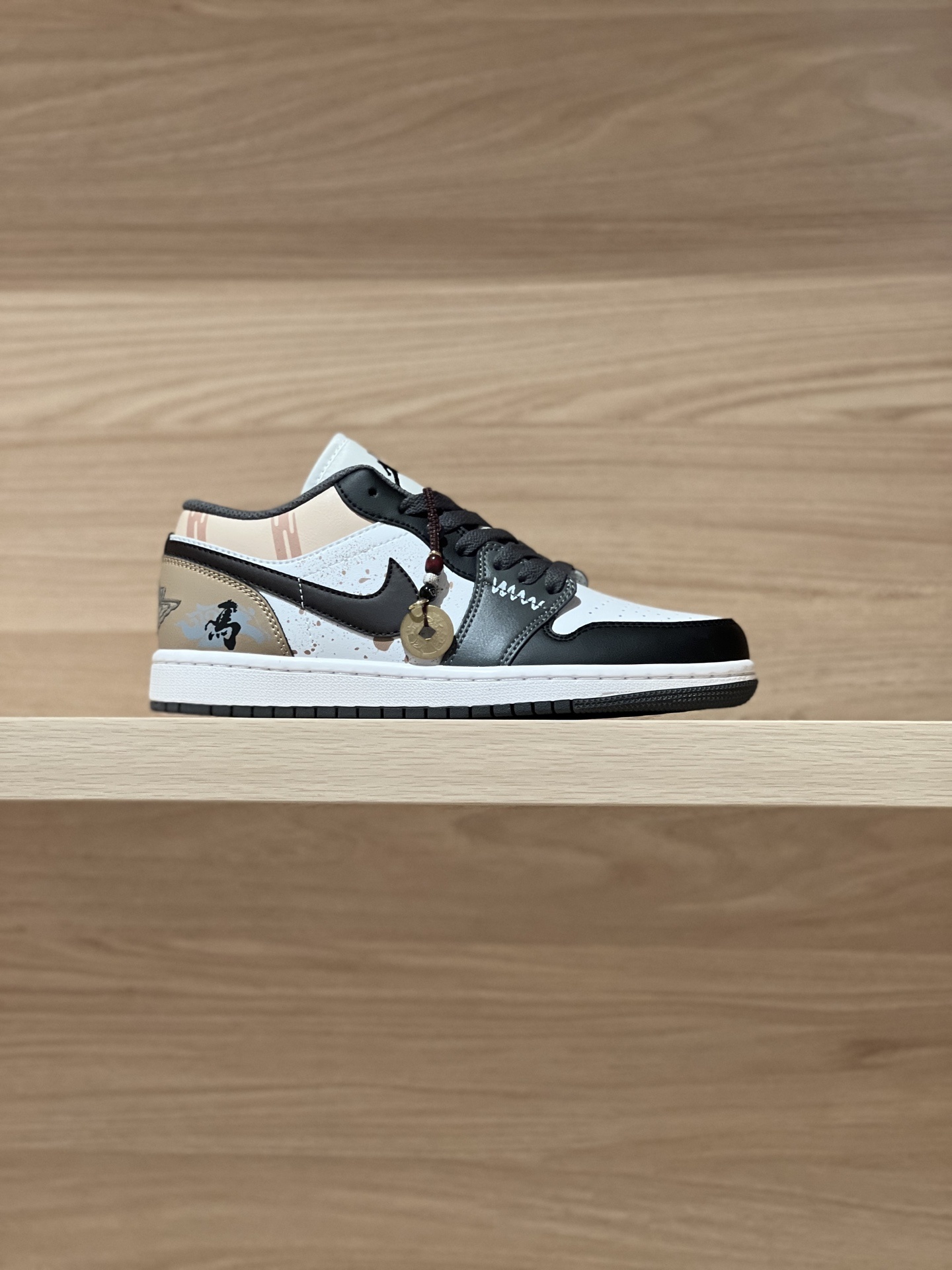 Air Jordan 1 Low White / Grey detail view 7