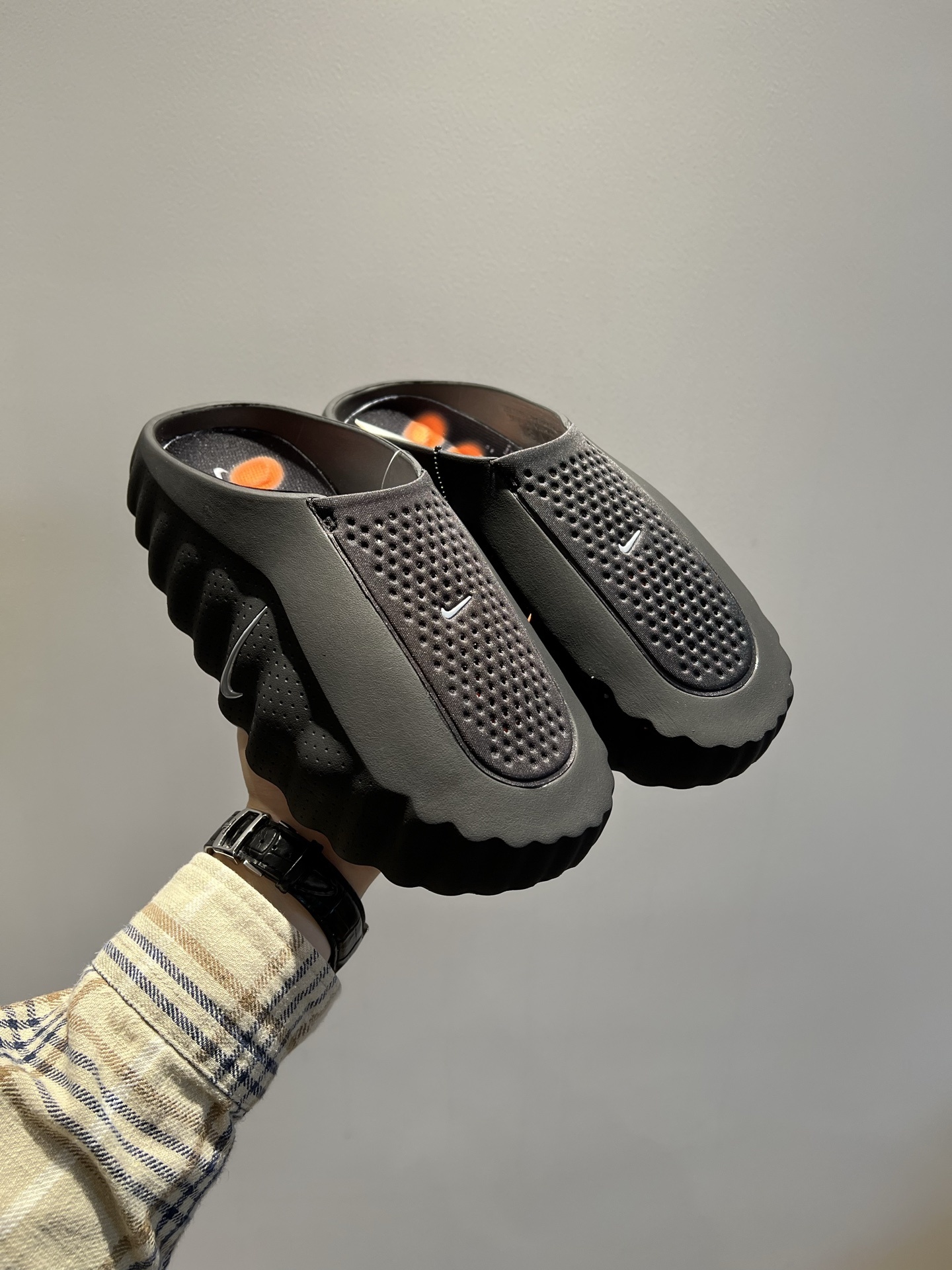 Nike Closed-Toe Slides Grey / White detail view 1