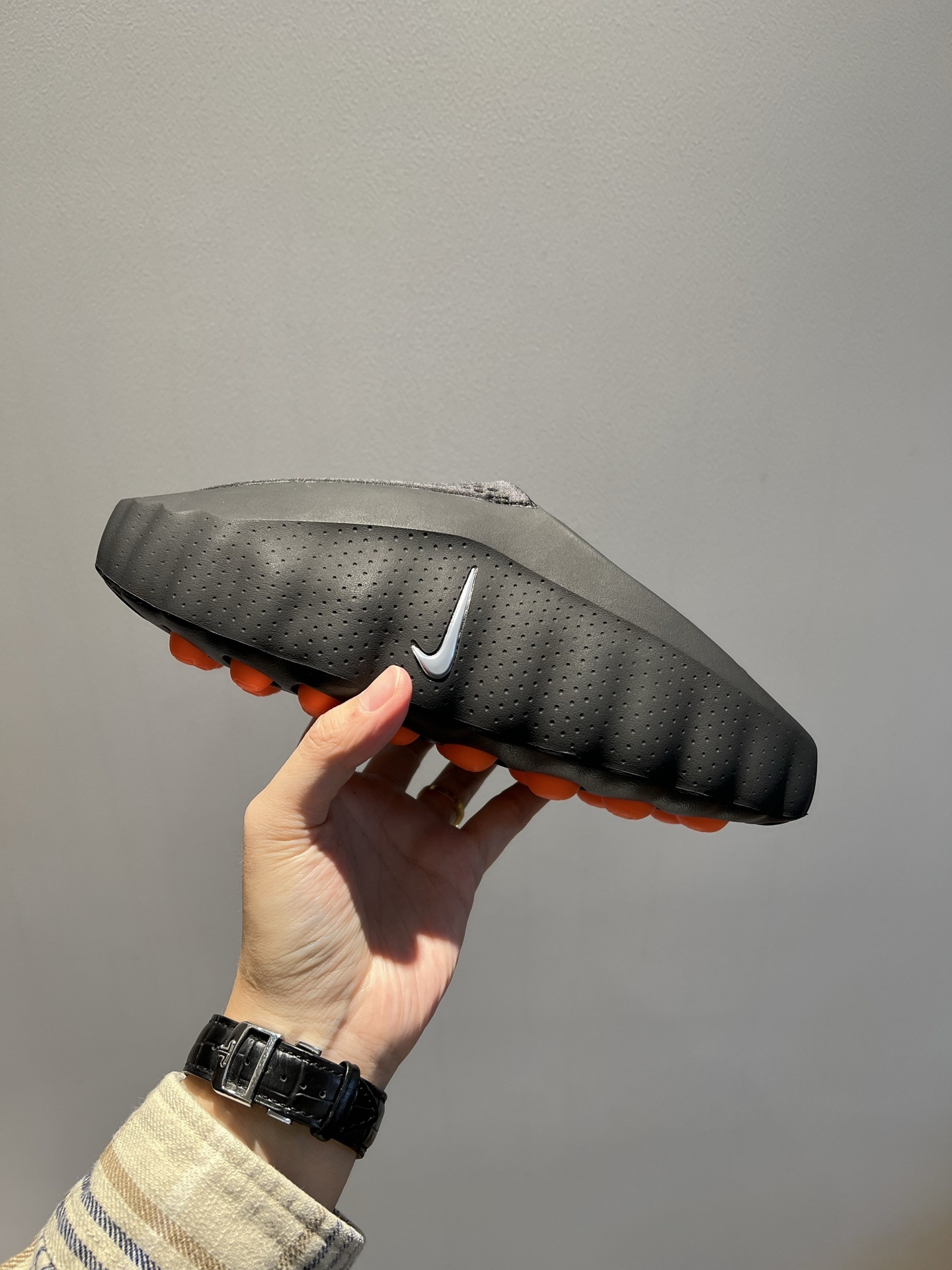 Nike Closed-Toe Slides Grey / White detail view 2