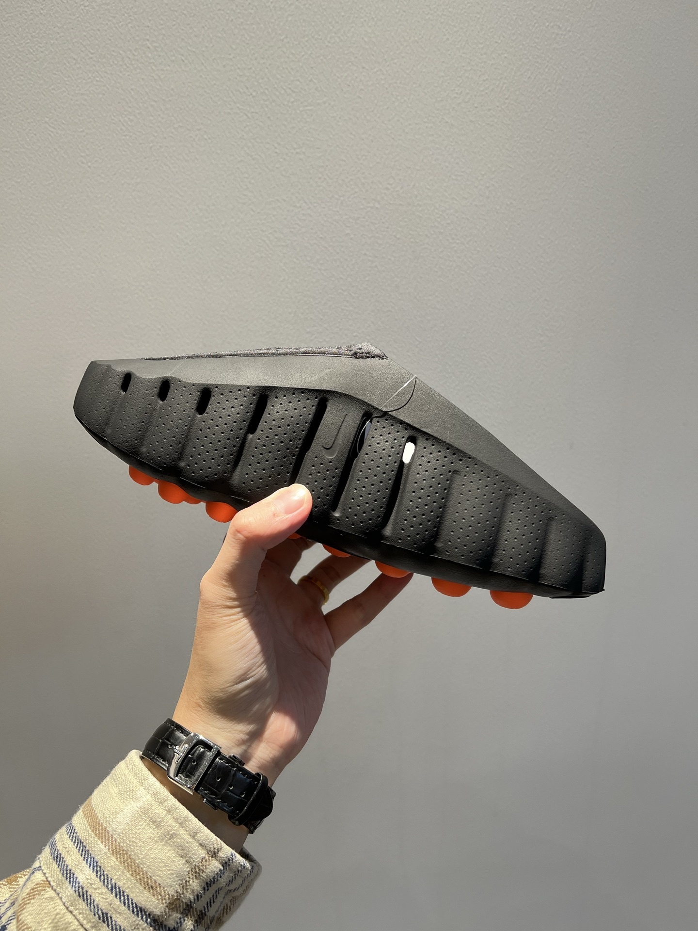 Nike Closed-Toe Slides Grey / White detail view 5