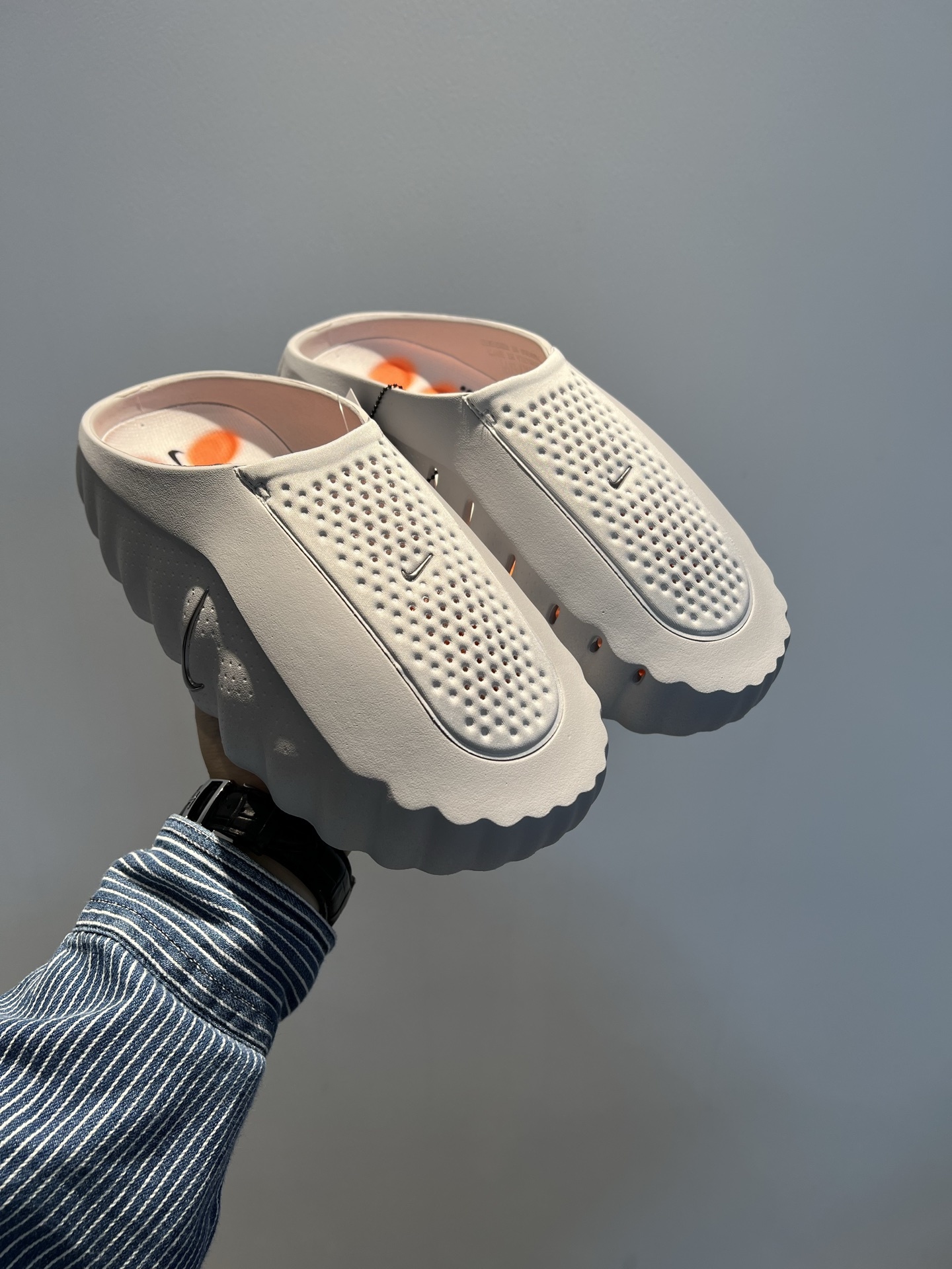 Nike Closed-Toe Slides Grey / White detail view 1