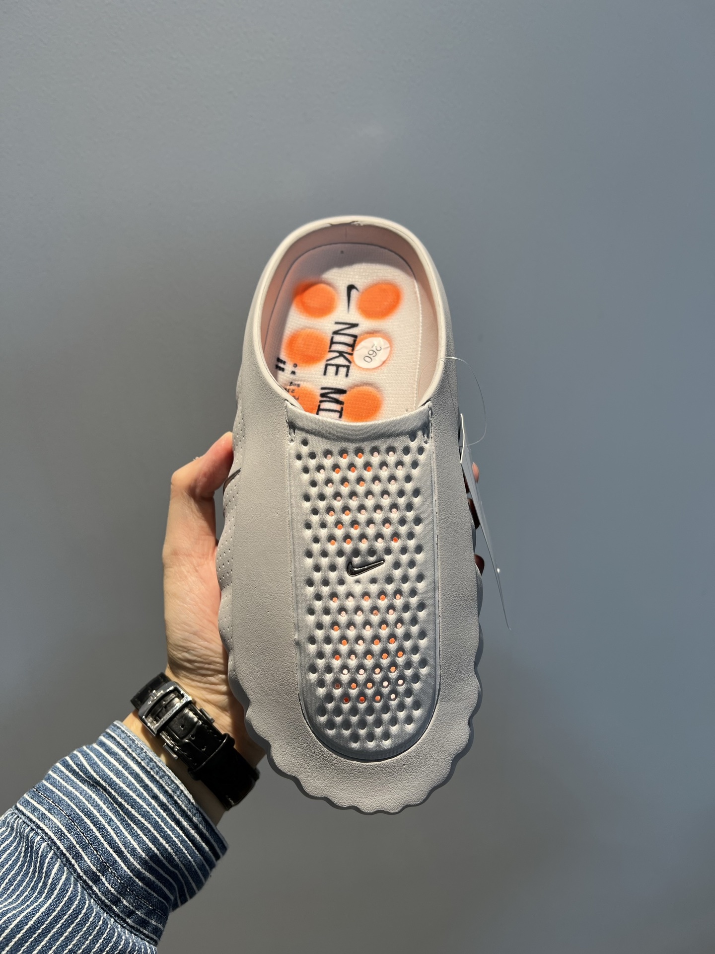 Nike Closed-Toe Slides Grey / White detail view 6