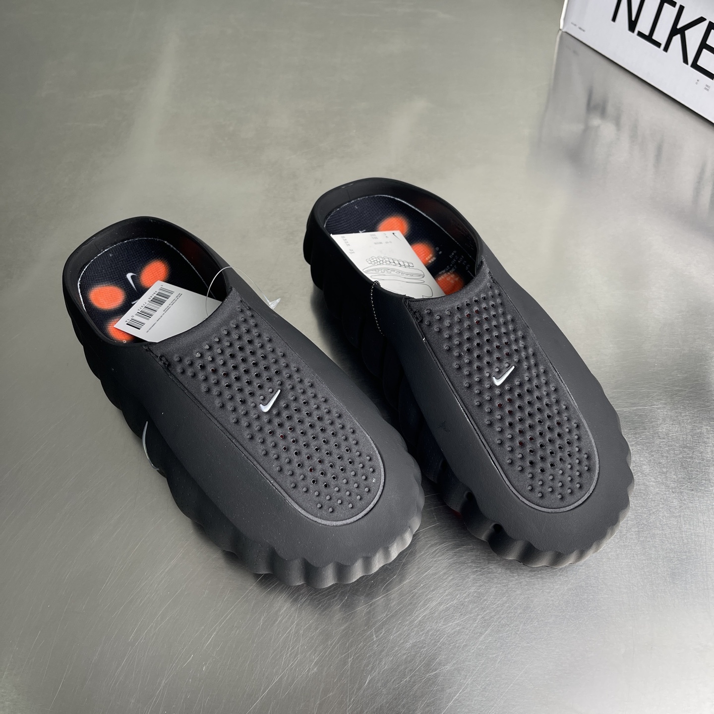 Nike Closed-Toe Slides Grey / Black detail view 3