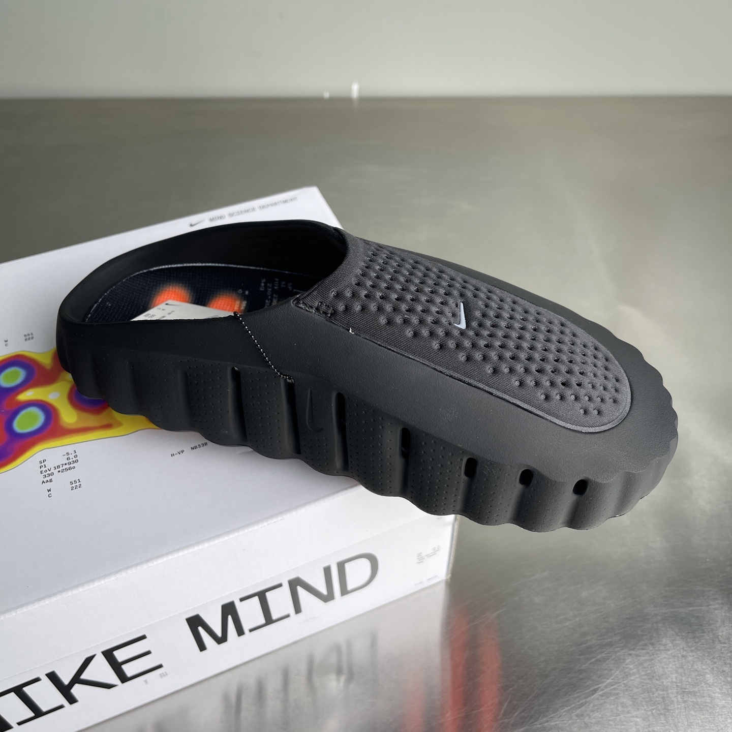 Nike Closed-Toe Slides Grey / Black detail view 6