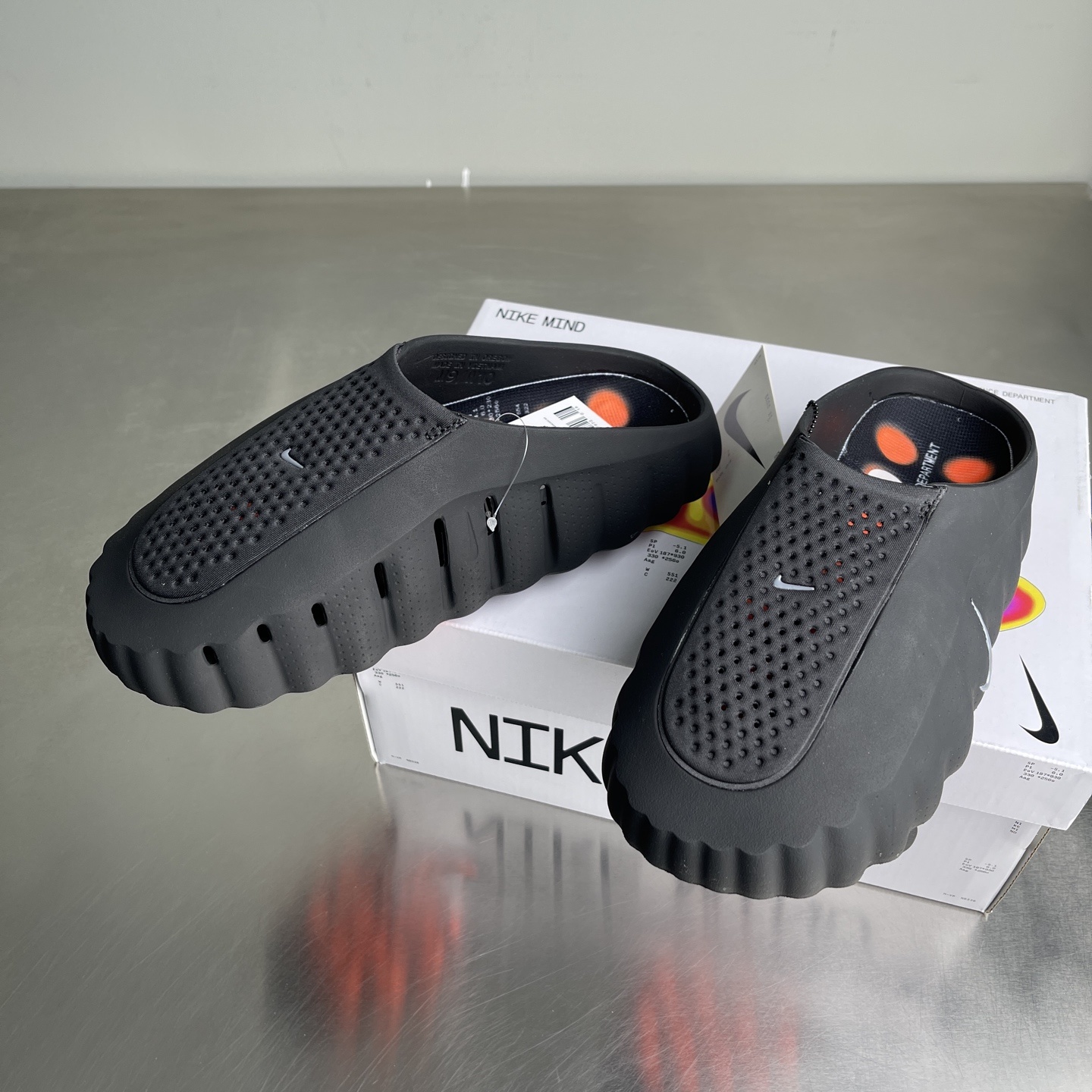 Nike Closed-Toe Slides Grey / Black detail view 7