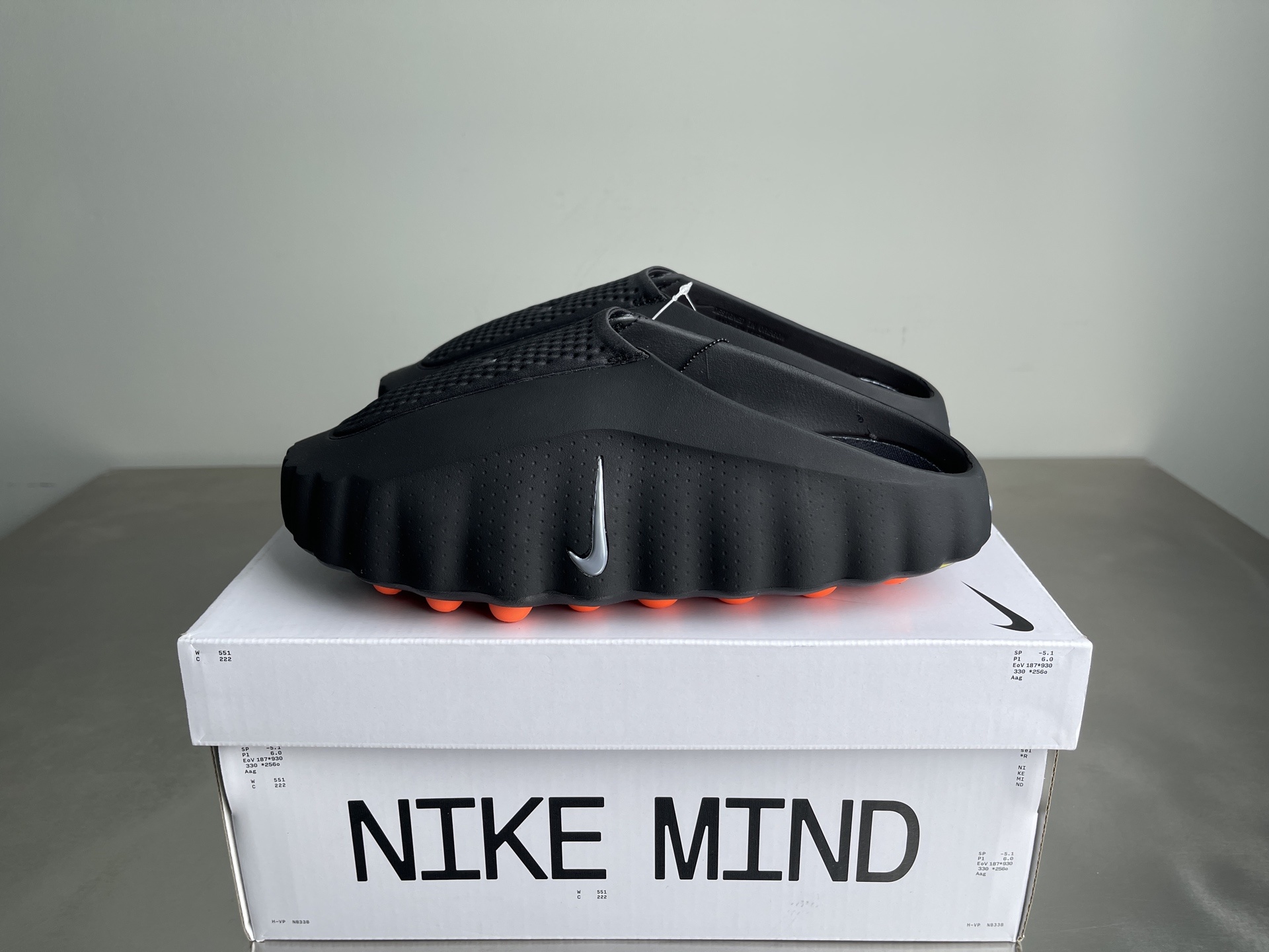 Nike Closed-Toe Slides Grey / Black detail view 8