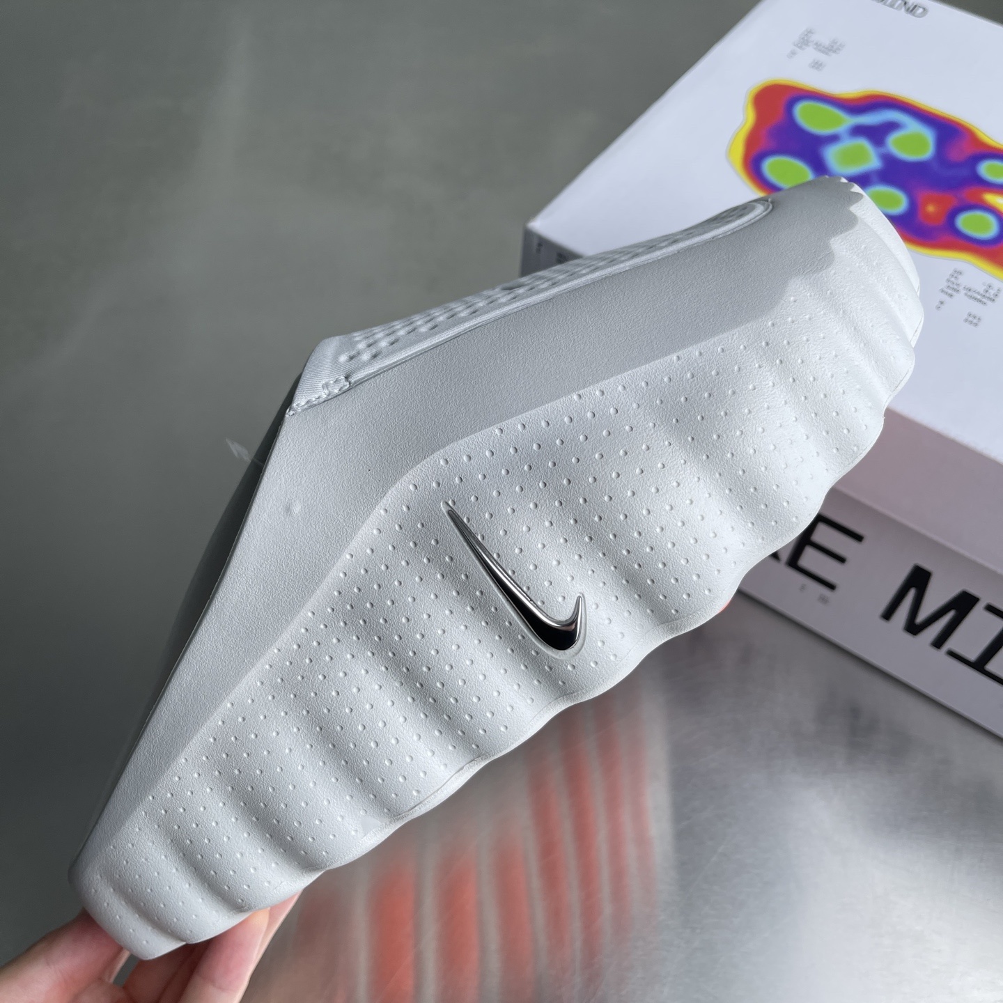 Nike Closed-Toe Slides Grey / White detail view 5