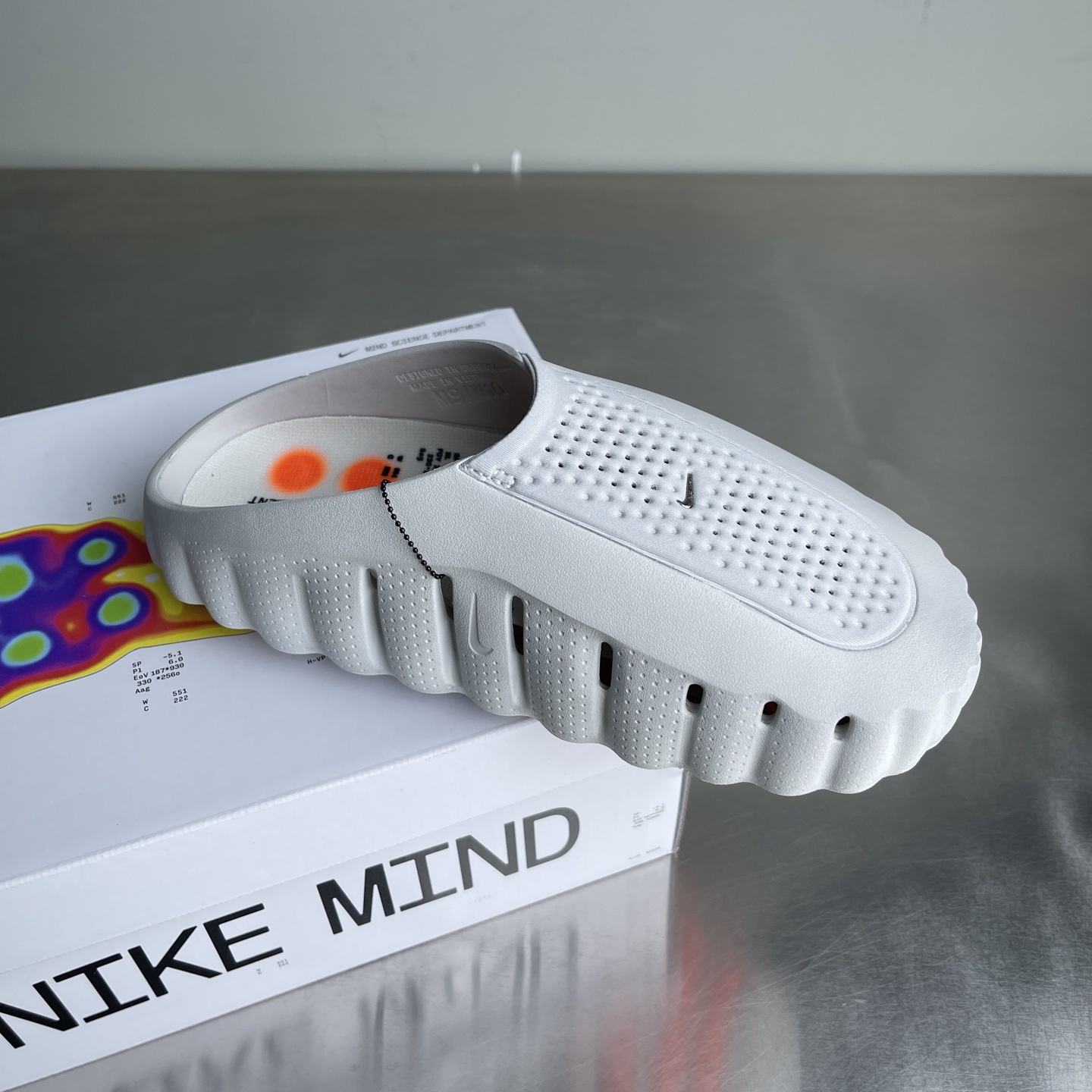 Nike Closed-Toe Slides Grey / White detail view 6