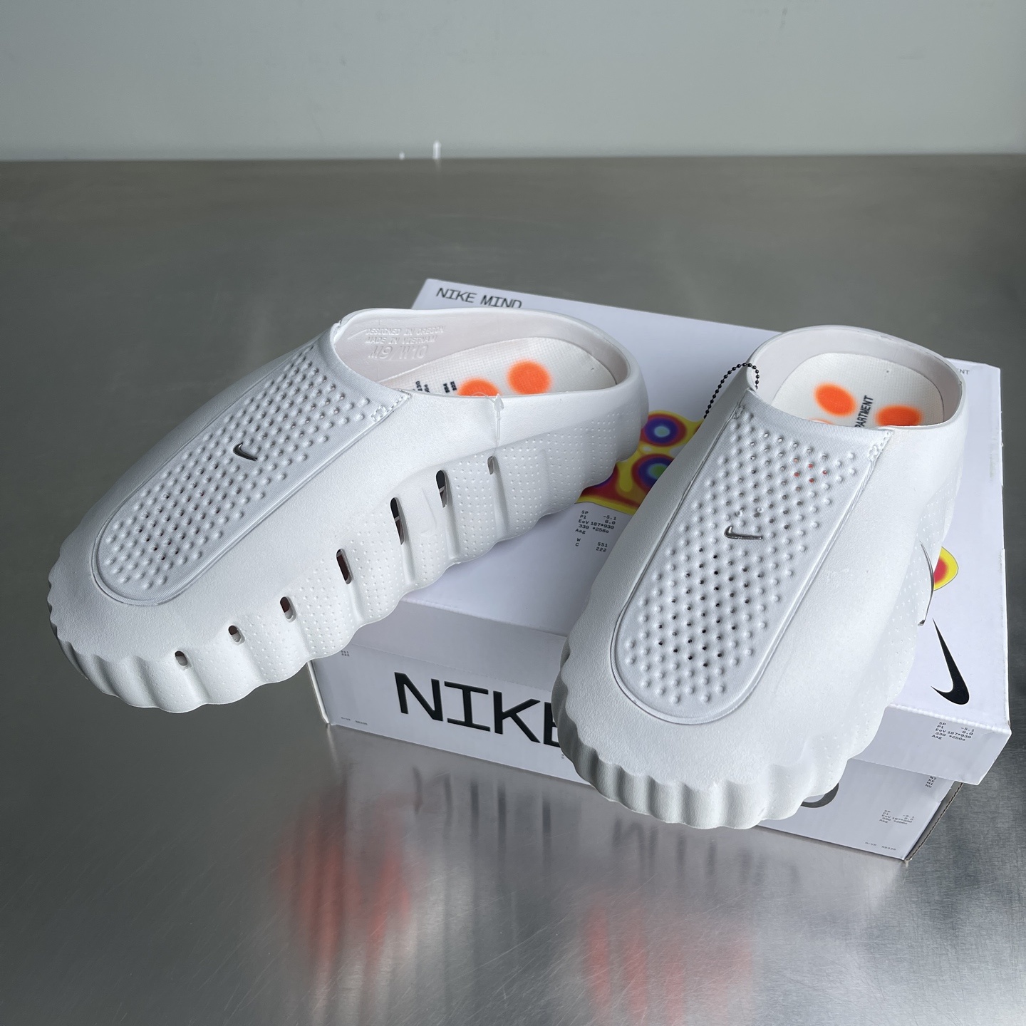 Nike Closed-Toe Slides Grey / White detail view 7