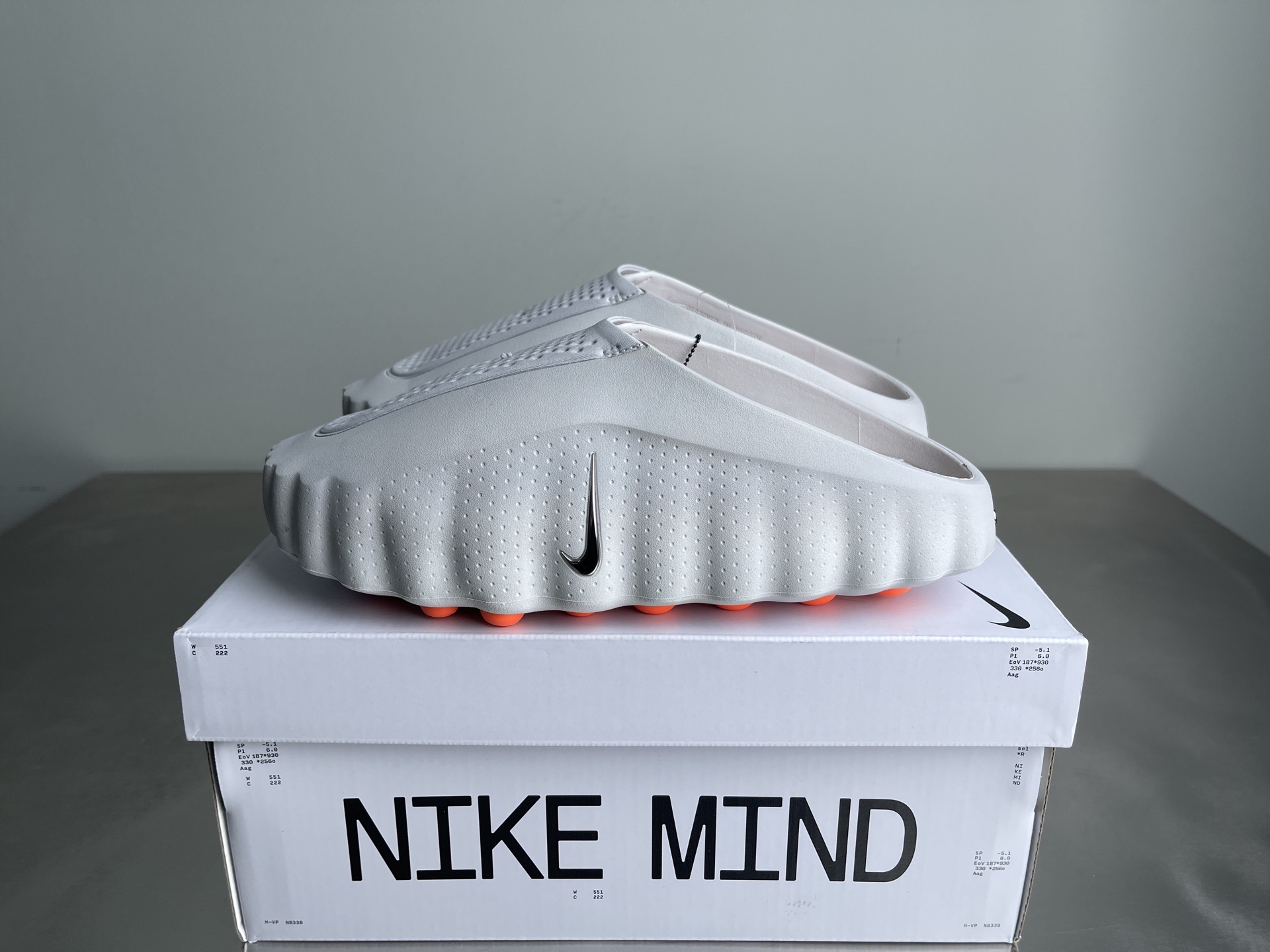 Nike Closed-Toe Slides Grey / White detail view 8
