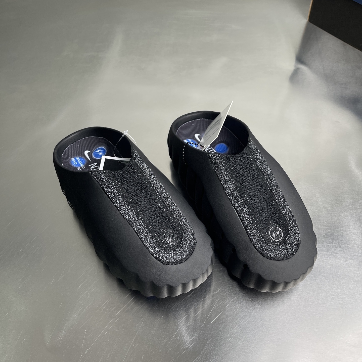 Nike Closed-Toe Slides Grey / White detail view 3