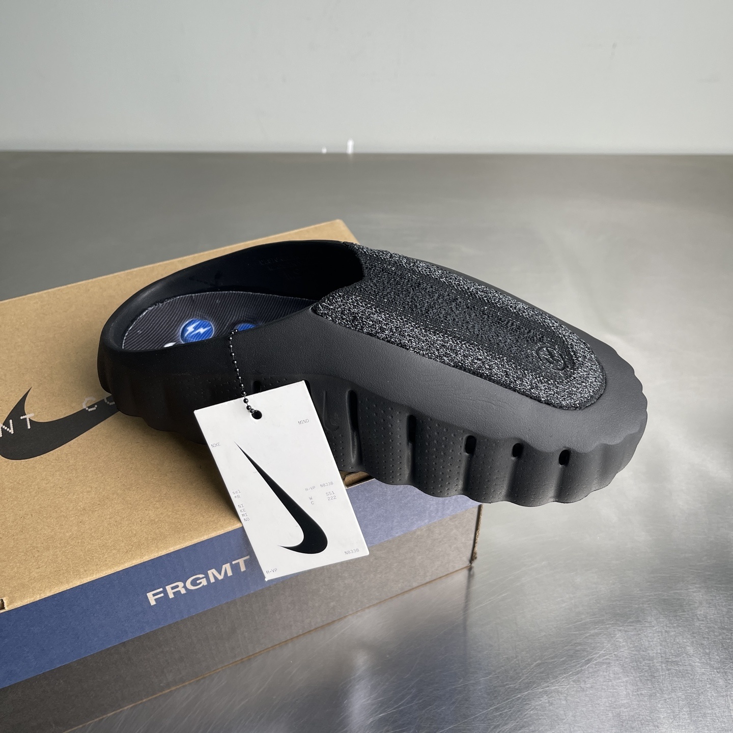 Nike Closed-Toe Slides Grey / White detail view 6