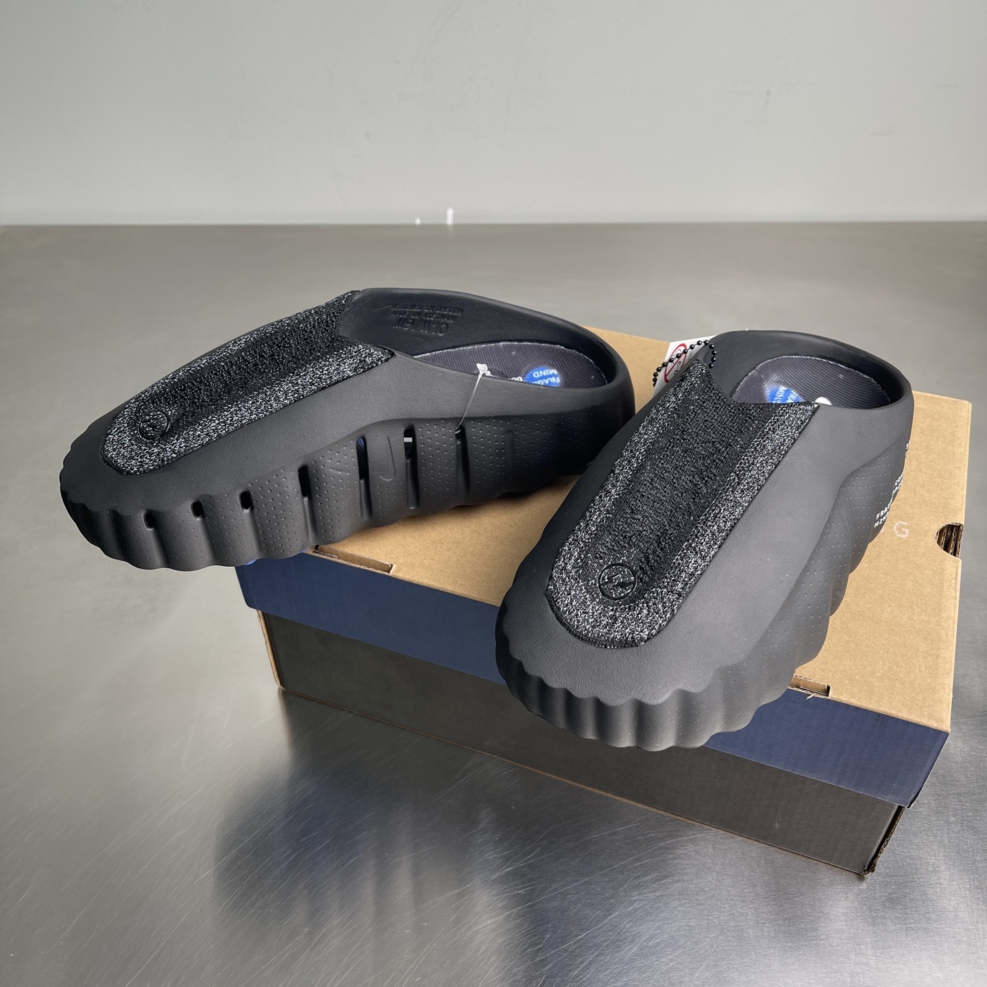 Nike Closed-Toe Slides Grey / White detail view 7
