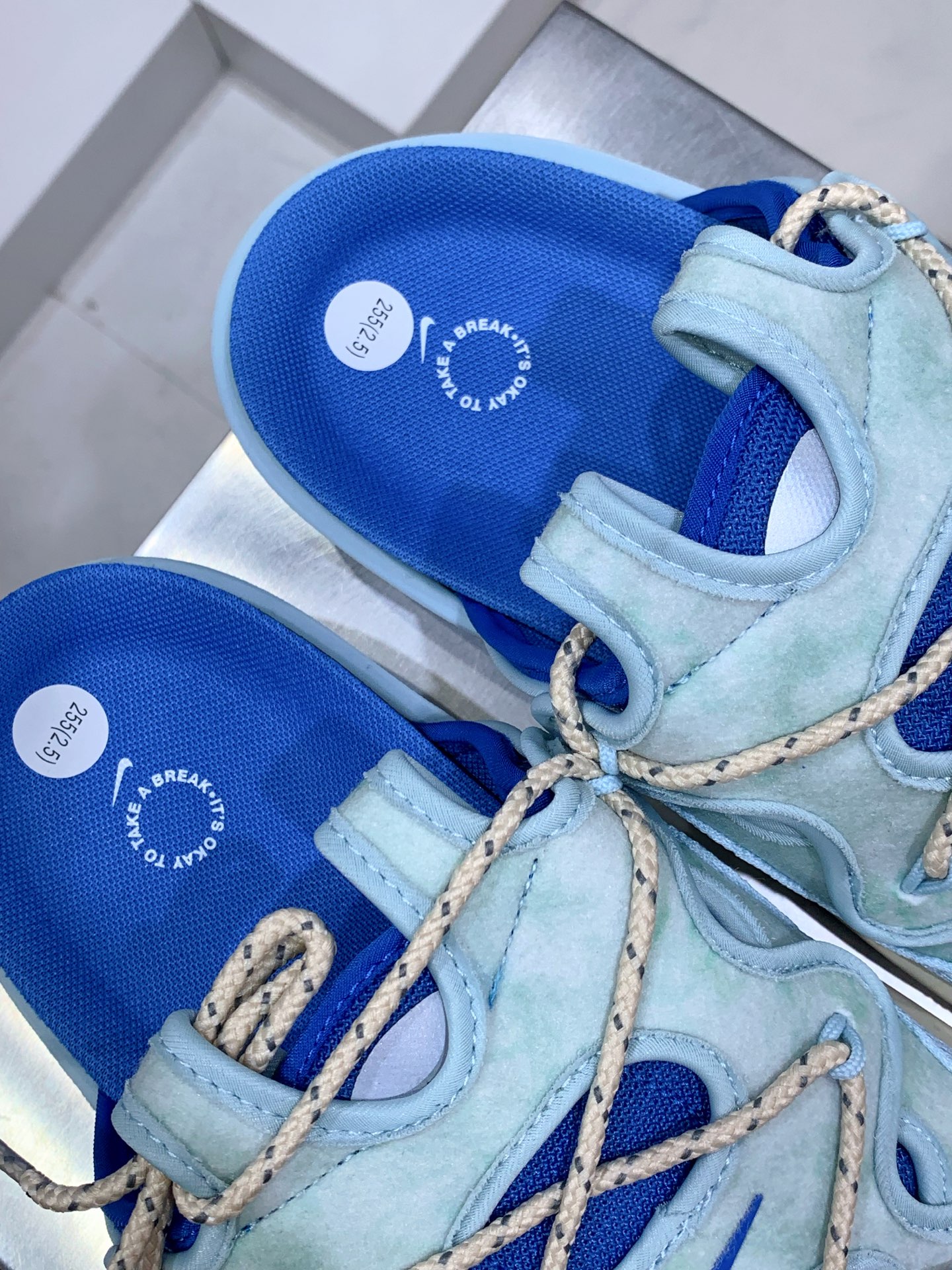 Nike Slides Blue / White detail view 2