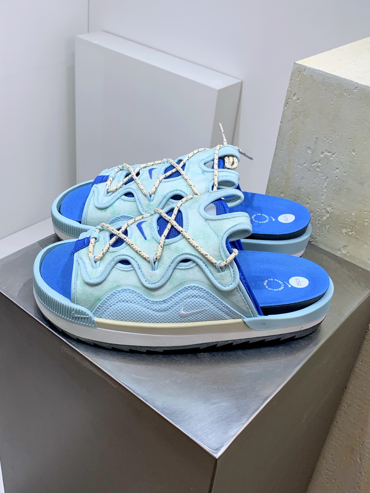 Nike Slides Blue / White detail view 8