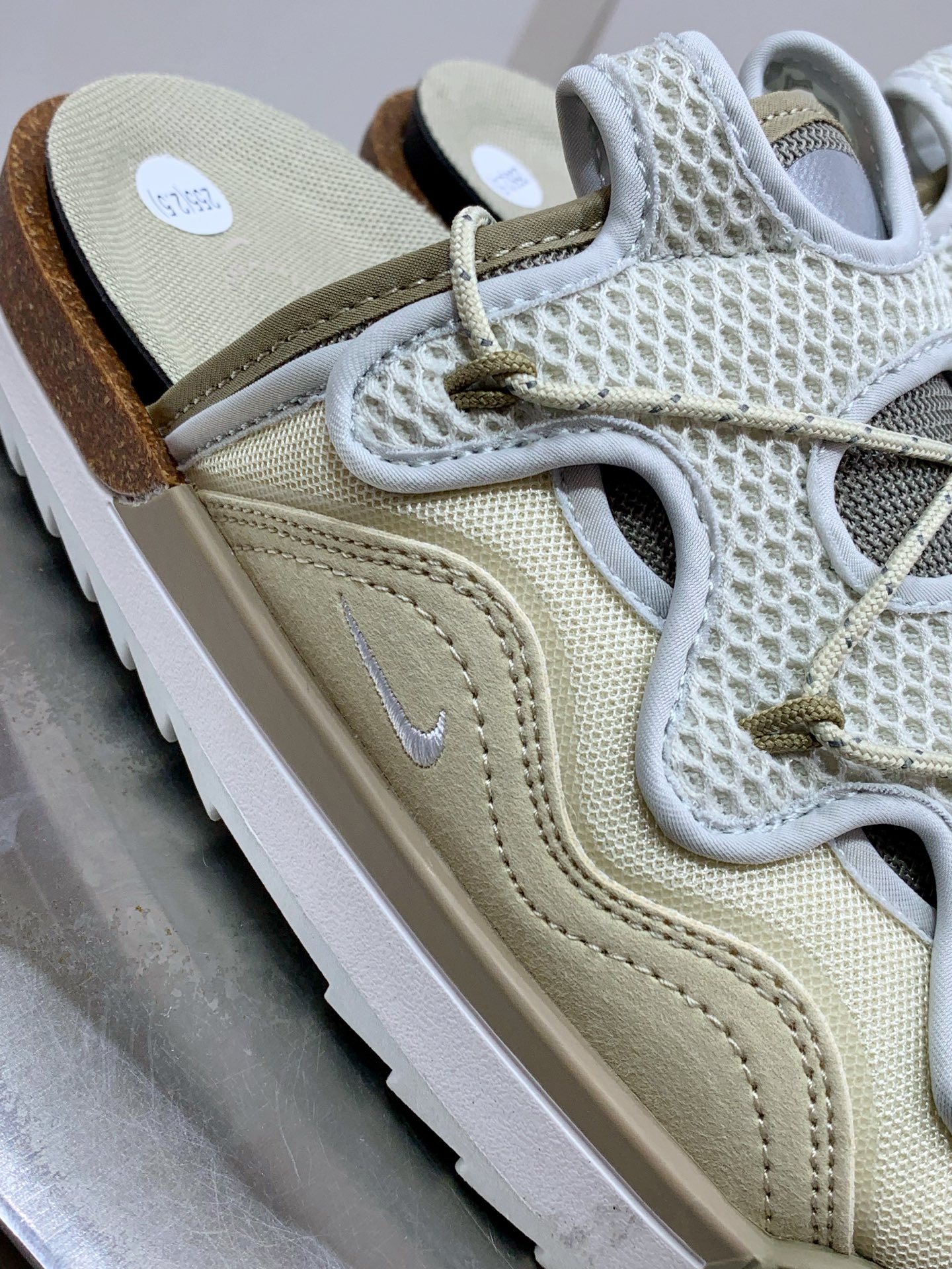 Nike Slides White / Grey detail view 1