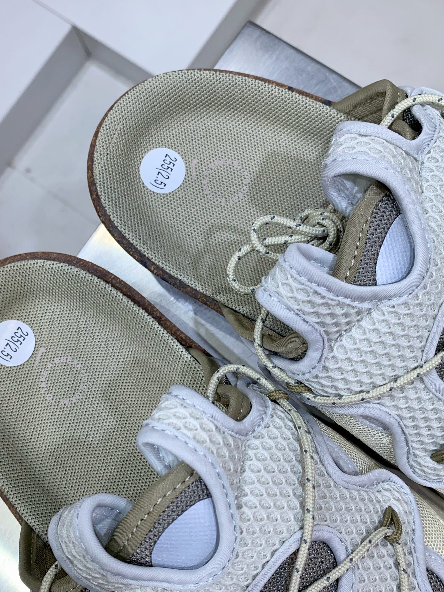 Nike Slides White / Grey detail view 2