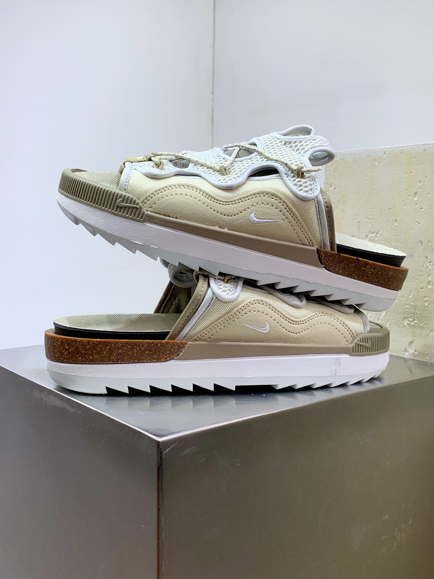 Nike Slides White / Grey detail view 5