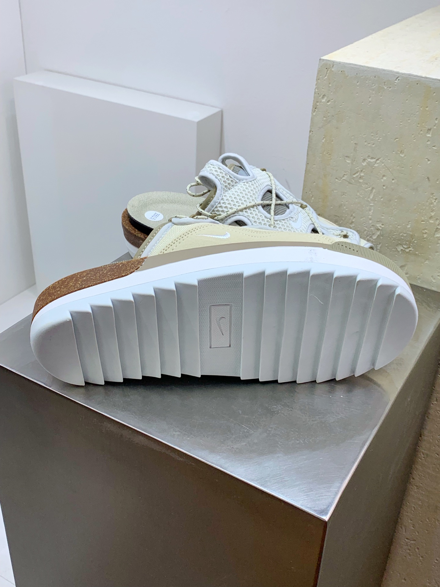 Nike Slides White / Grey detail view 6