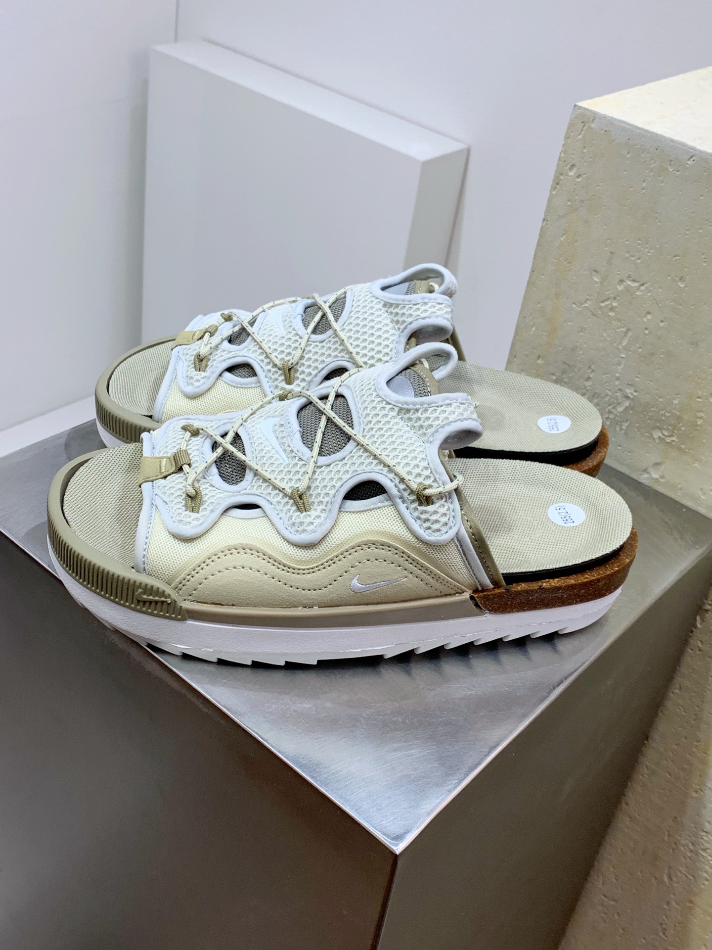 Nike Slides White / Grey detail view 8