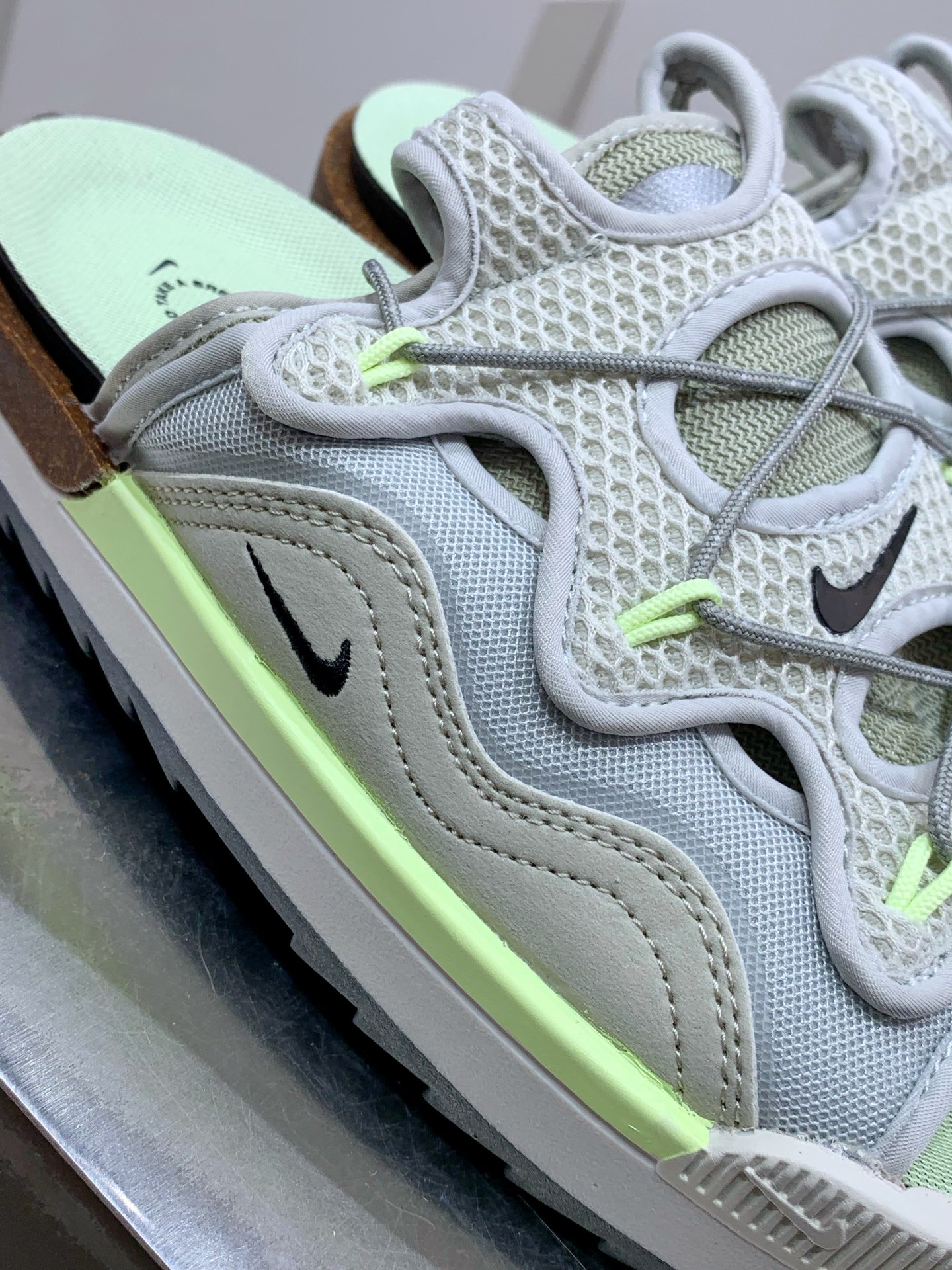 Nike Slides White / Grey detail view 1