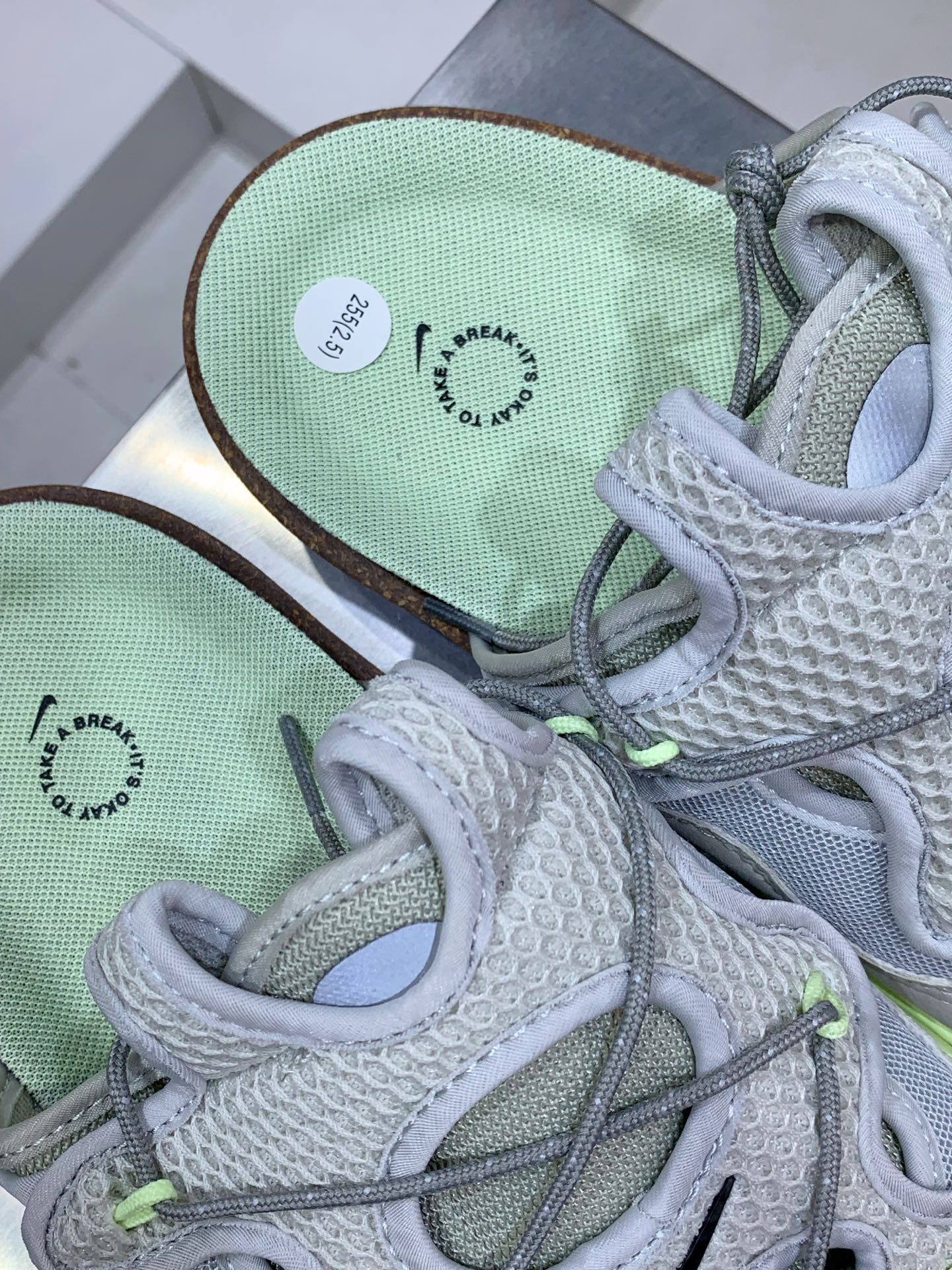 Nike Slides White / Grey detail view 2