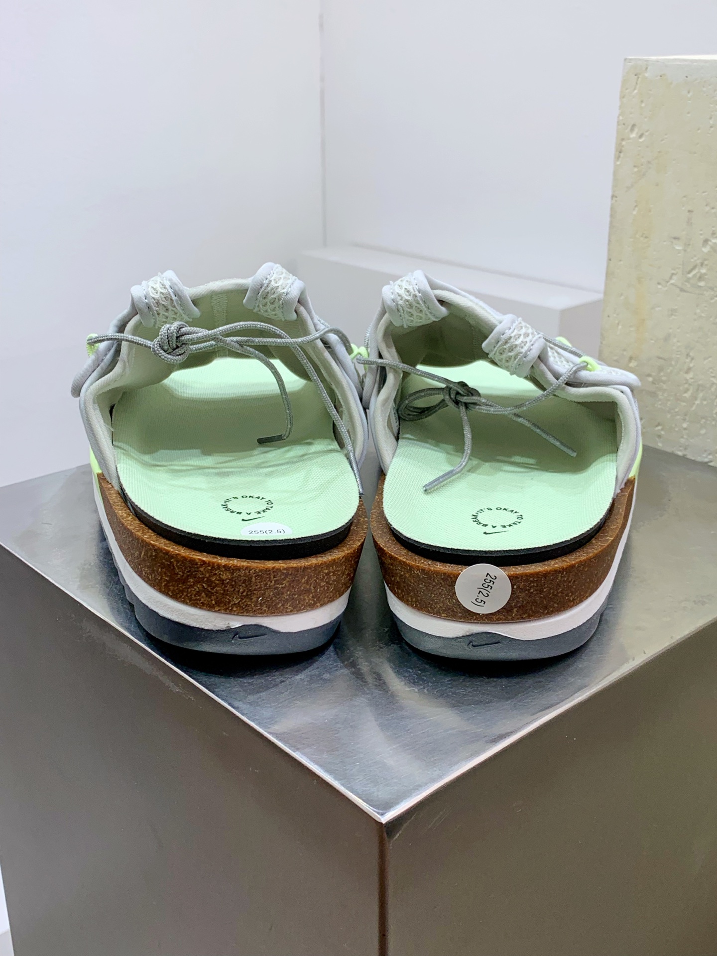 Nike Slides White / Grey detail view 3