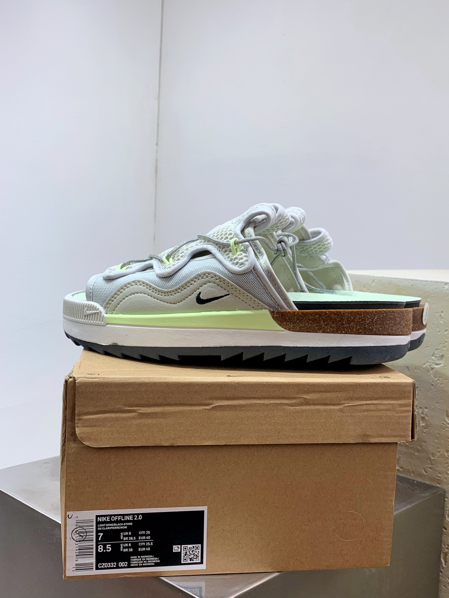 Nike Slides White / Grey detail view 4