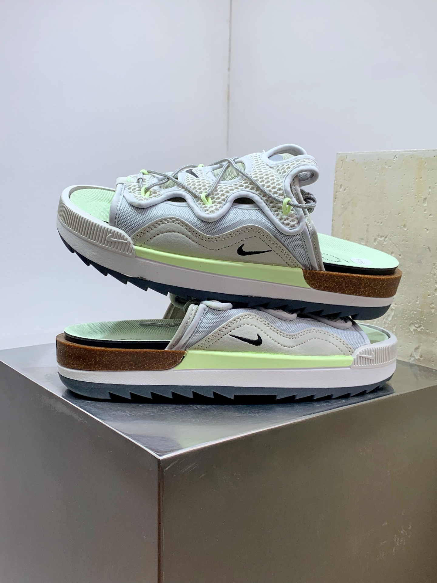 Nike Slides White / Grey detail view 5