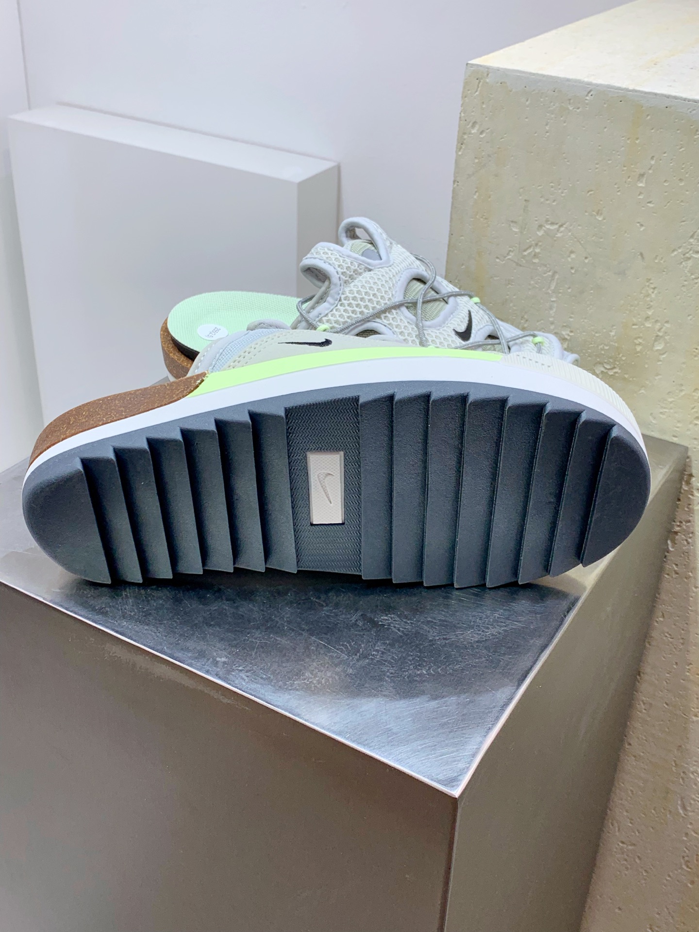 Nike Slides White / Grey detail view 6