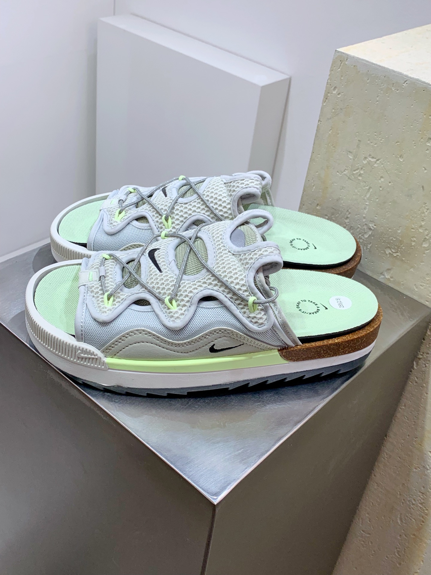 Nike Slides White / Grey detail view 8