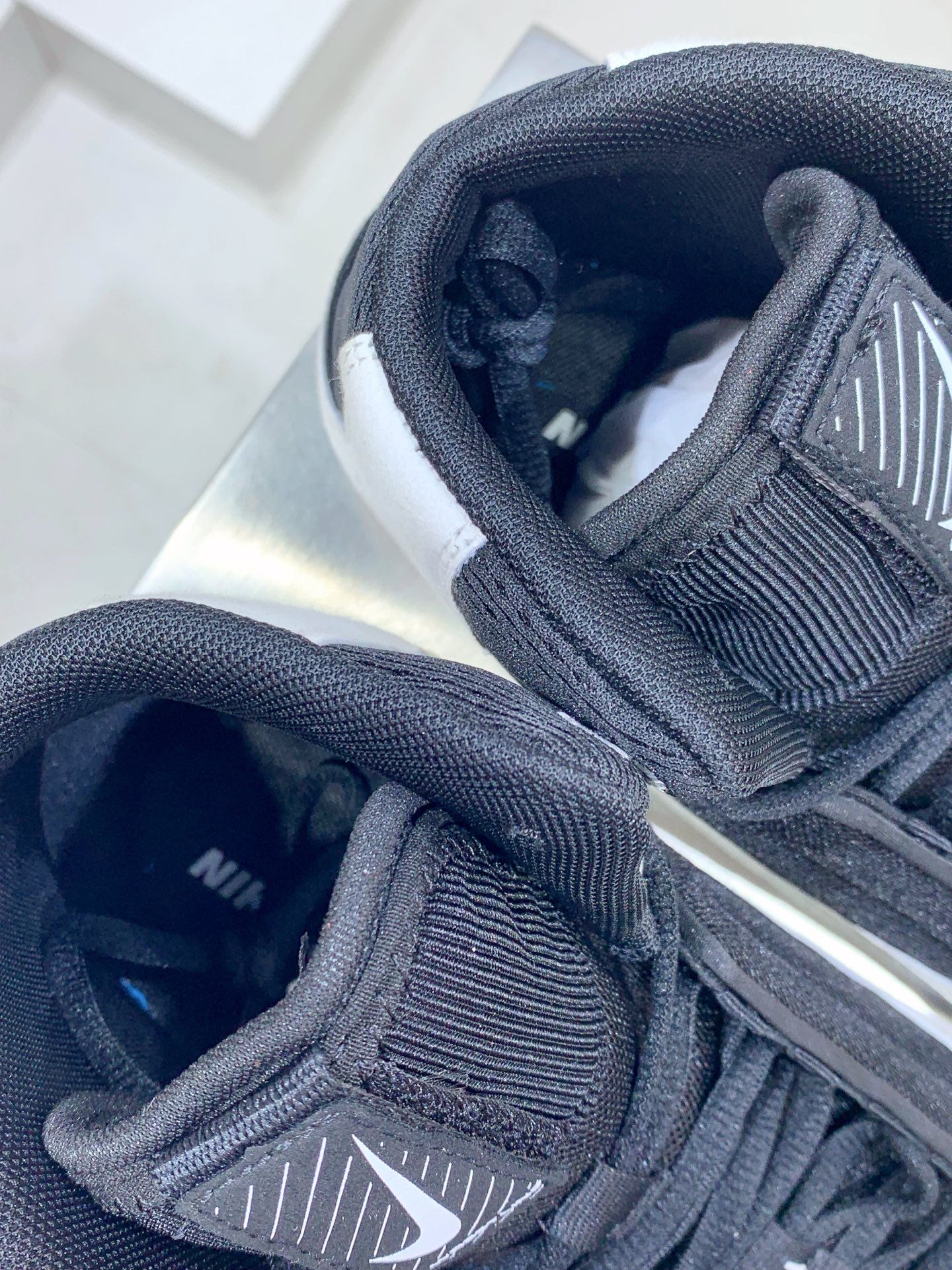 Air Jordan 1 High White / Grey detail view 2