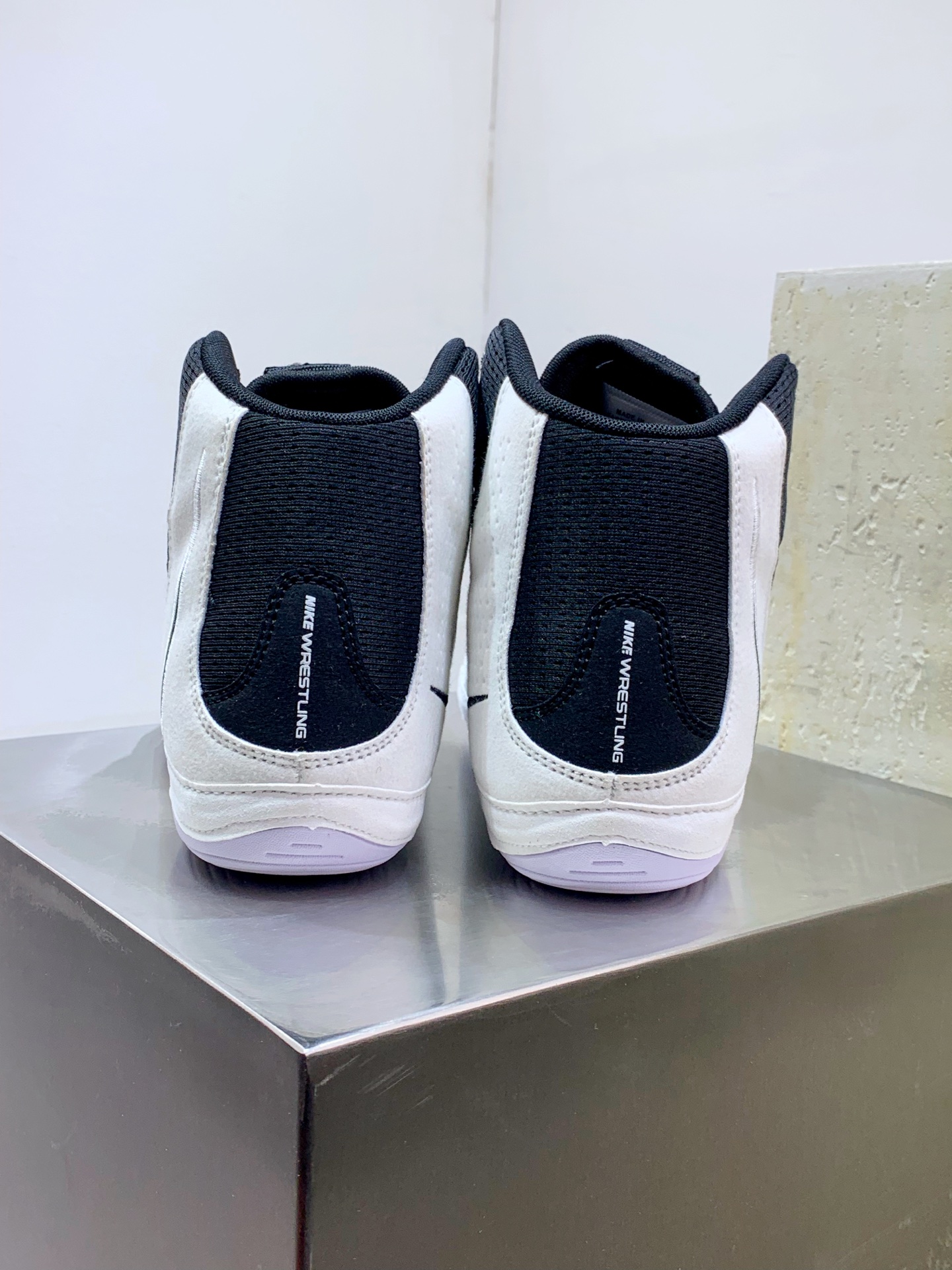 Air Jordan 1 High White / Grey detail view 3