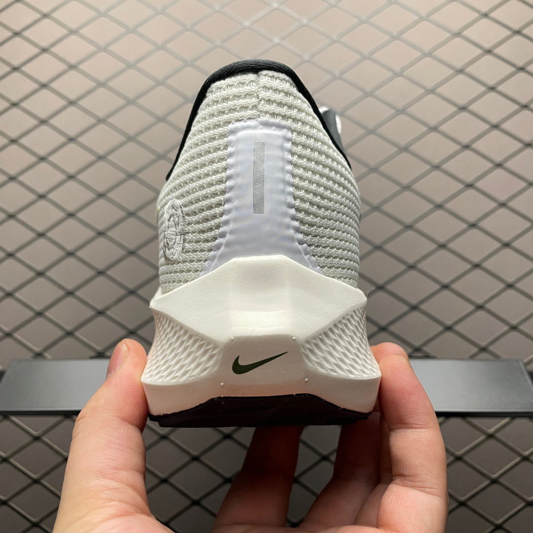 Nike FN8919-191 Running Shoes detail view 1