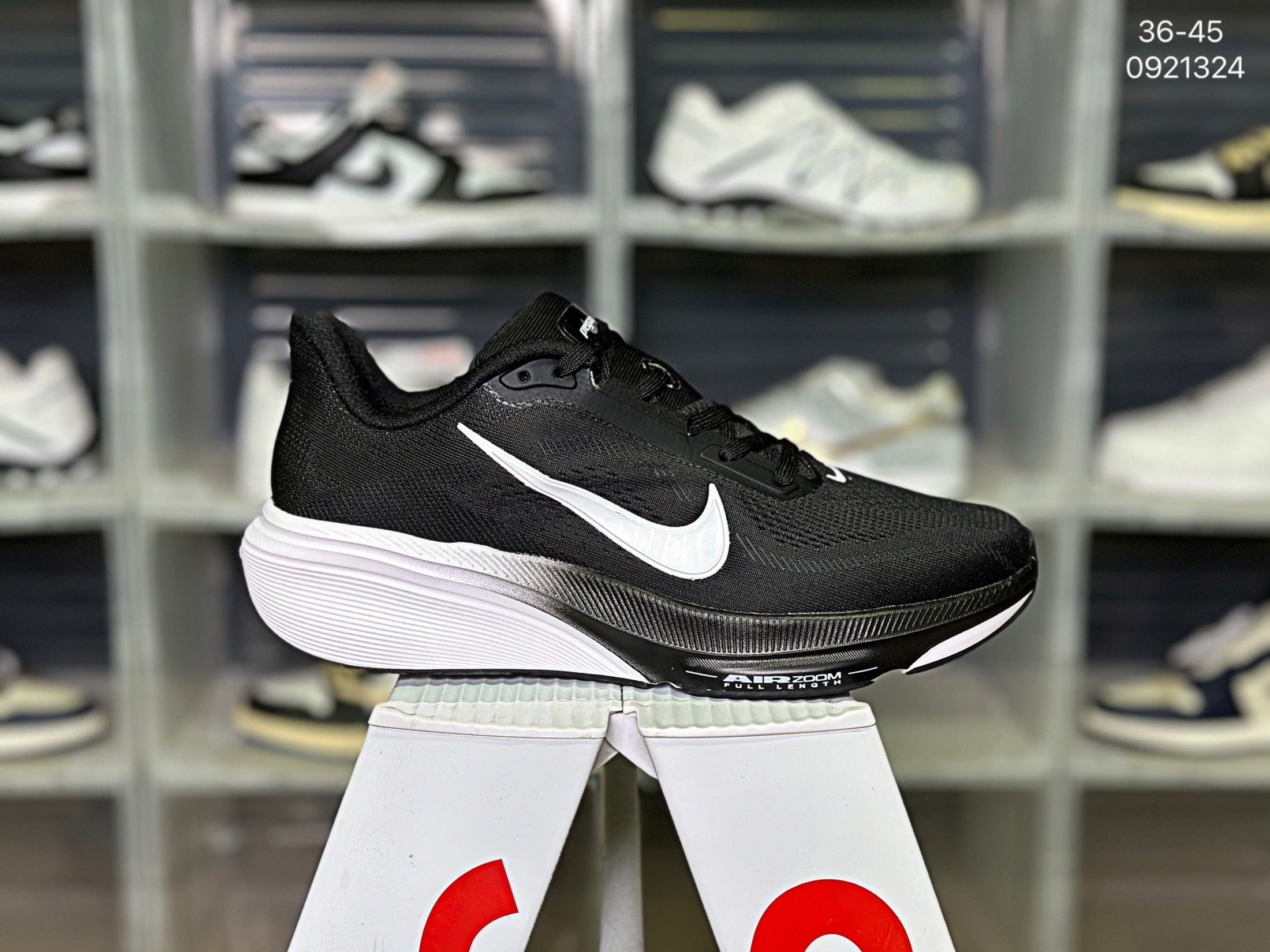 Nike IH1847-001 Running Shoes detail view 1