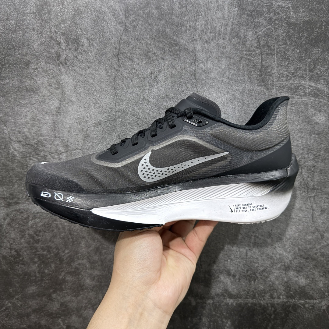 Nike FN8454-001 Running Shoes detail view 1